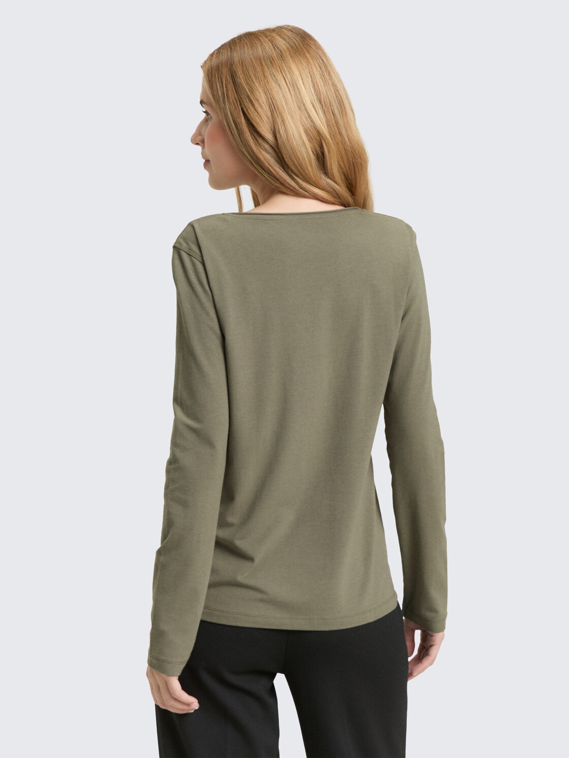 Basic Langarmshirt - cloudy green - Auschnitt Model-Rückansicht