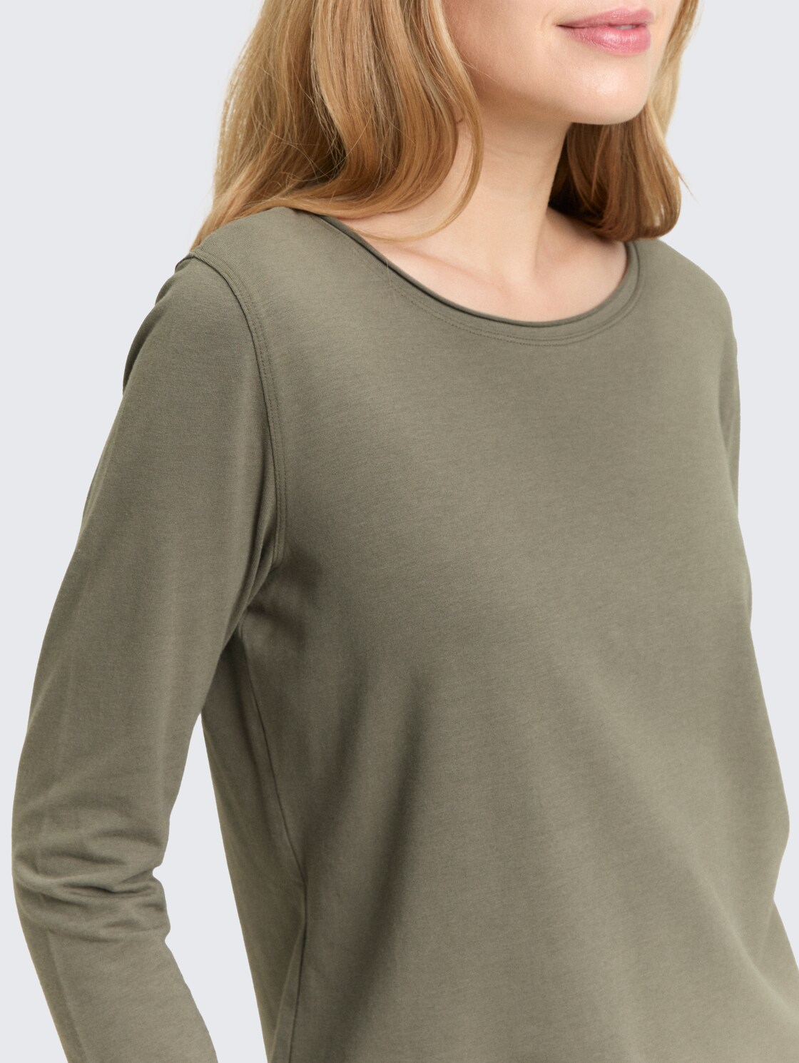 Basic Langarmshirt - cloudy green - Detail-Model-Ansicht