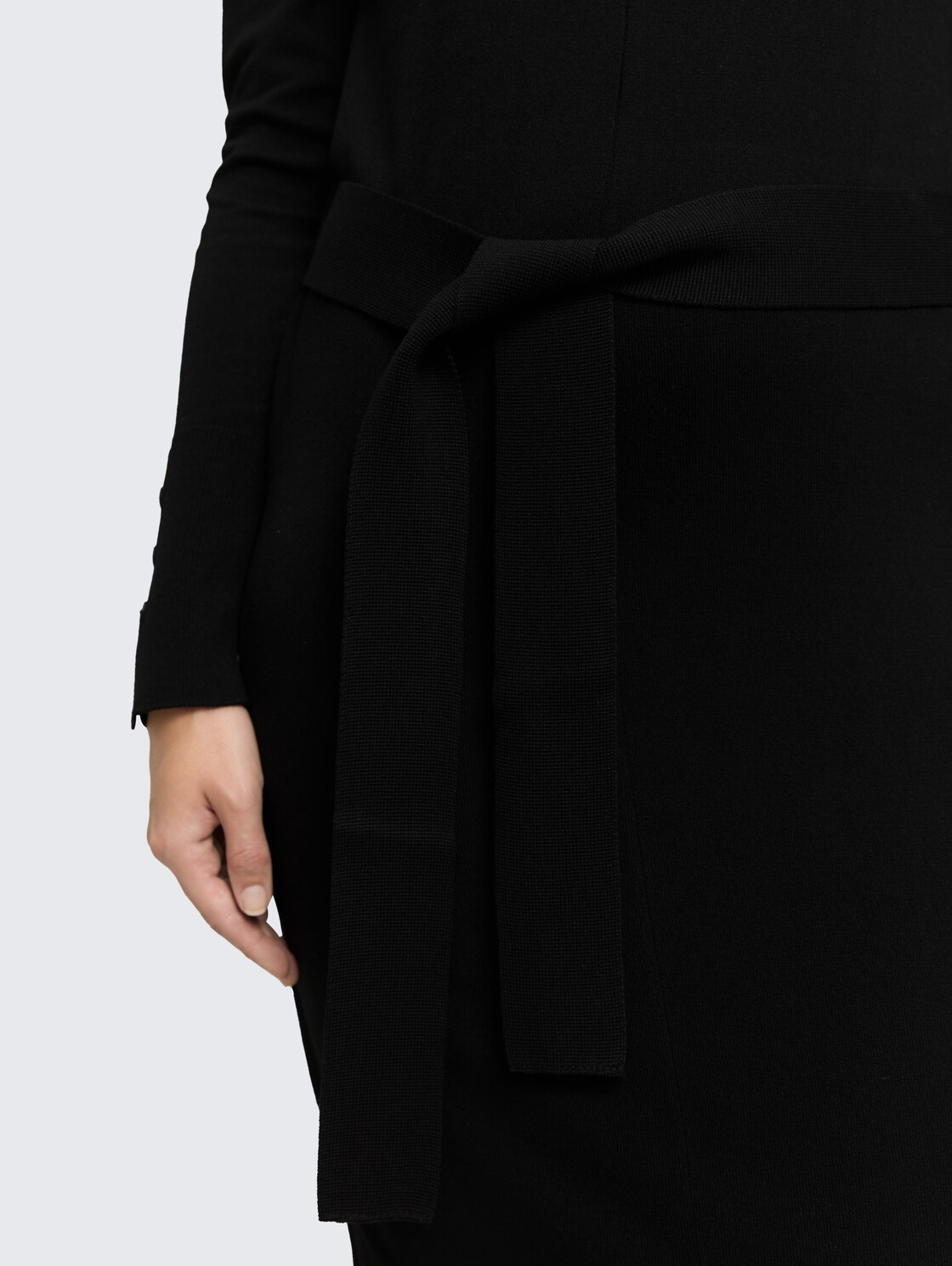 Fitted Midi-Kleid mit Gürtel - deep black - Detail-Model-Ansicht
