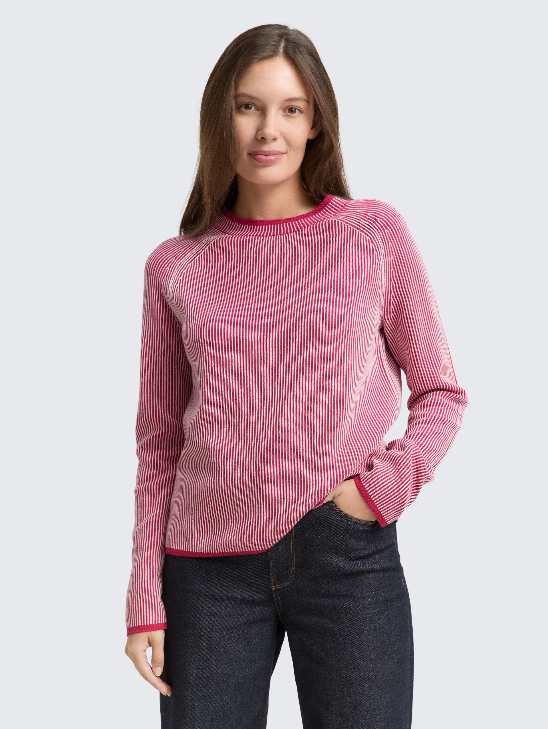 Strickpullover mit Rundhalsausschnitt - pink plaited knit - Ausschnitt Model-Vorderansicht
