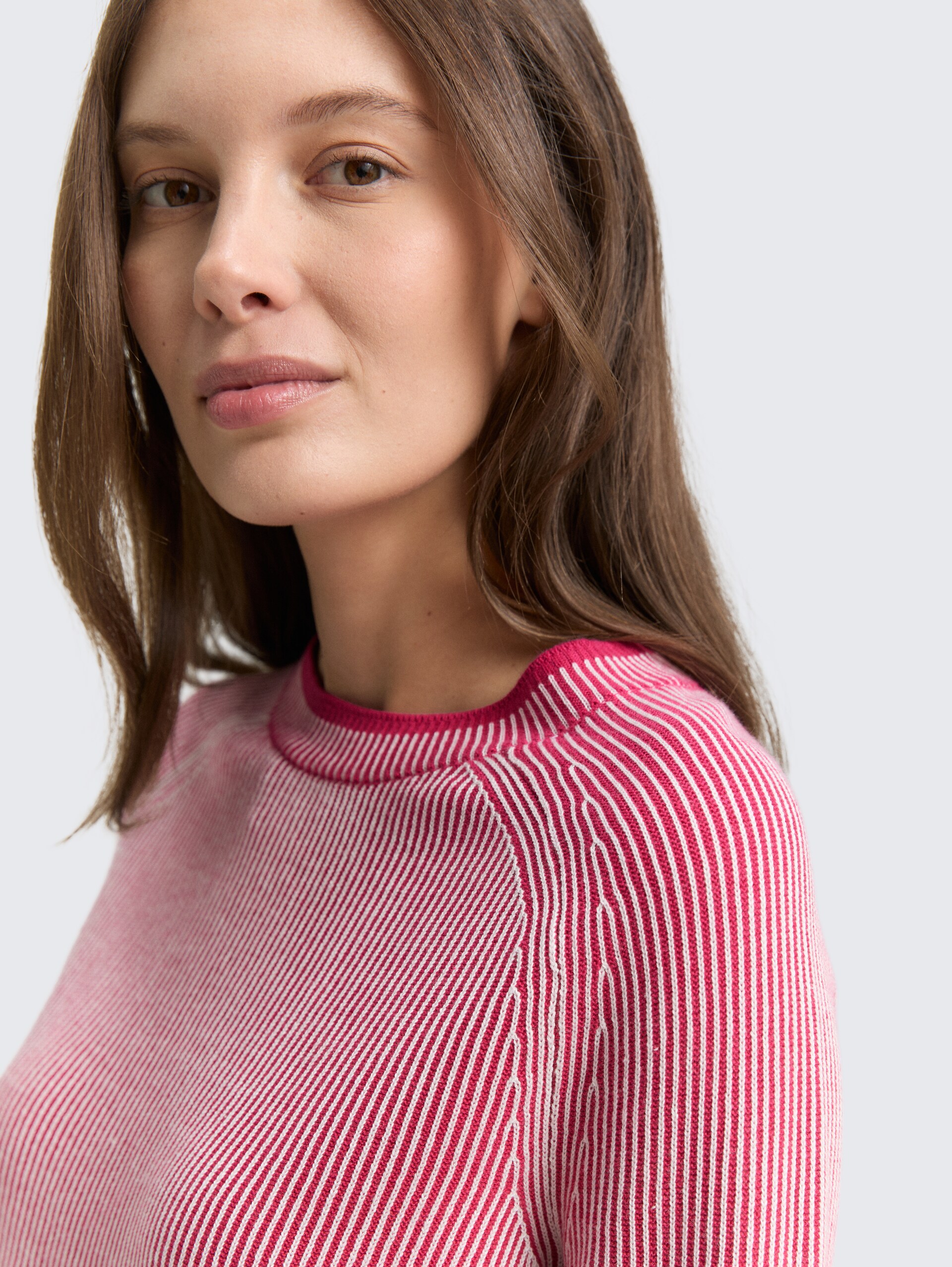 Strickpullover mit Rundhalsausschnitt - pink plaited knit - Detail-Model-Ansicht