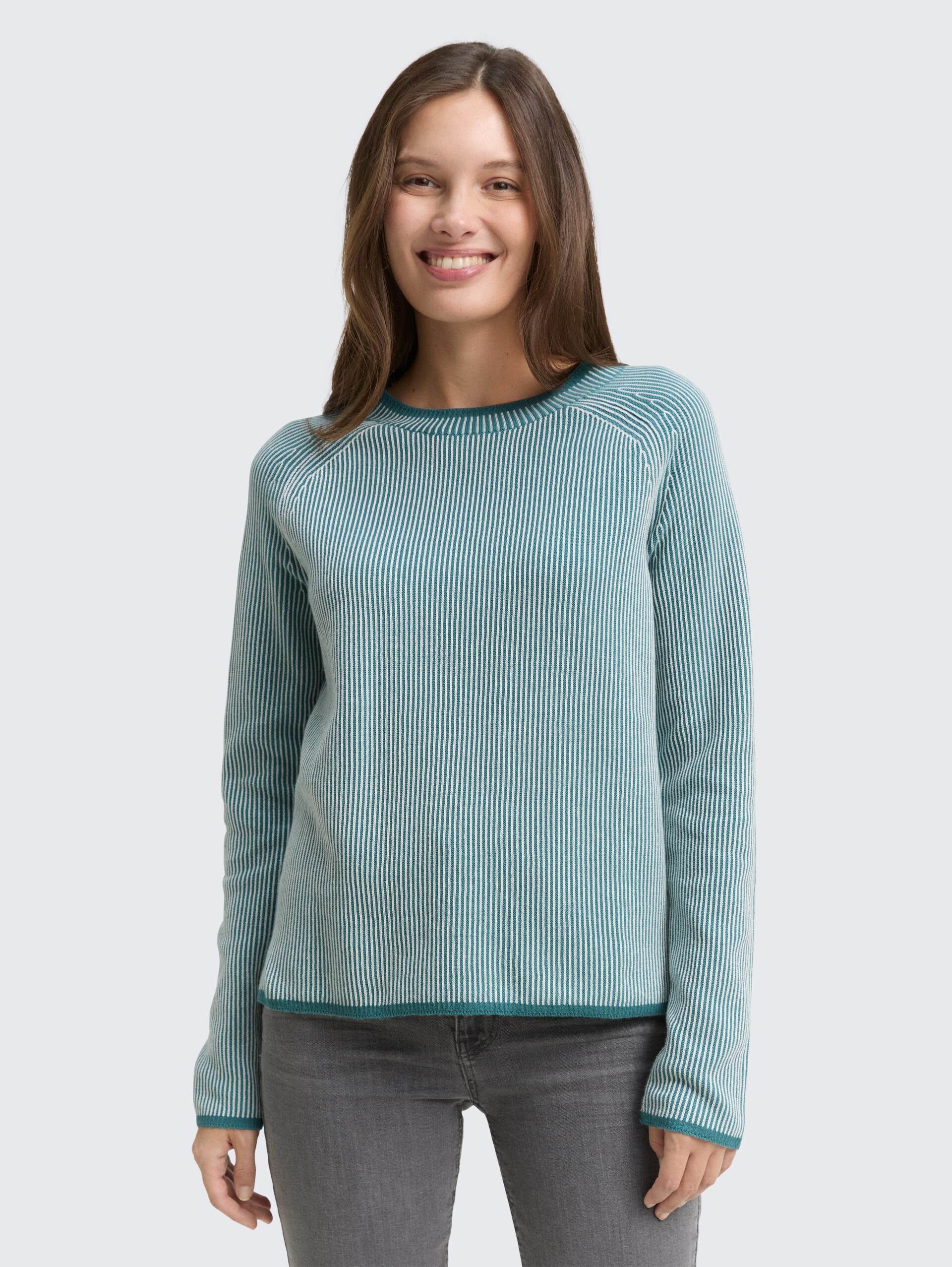 Strickpullover mit Rundhalsausschnitt - teal plaited knit - Ausschnitt Model-Vorderansicht