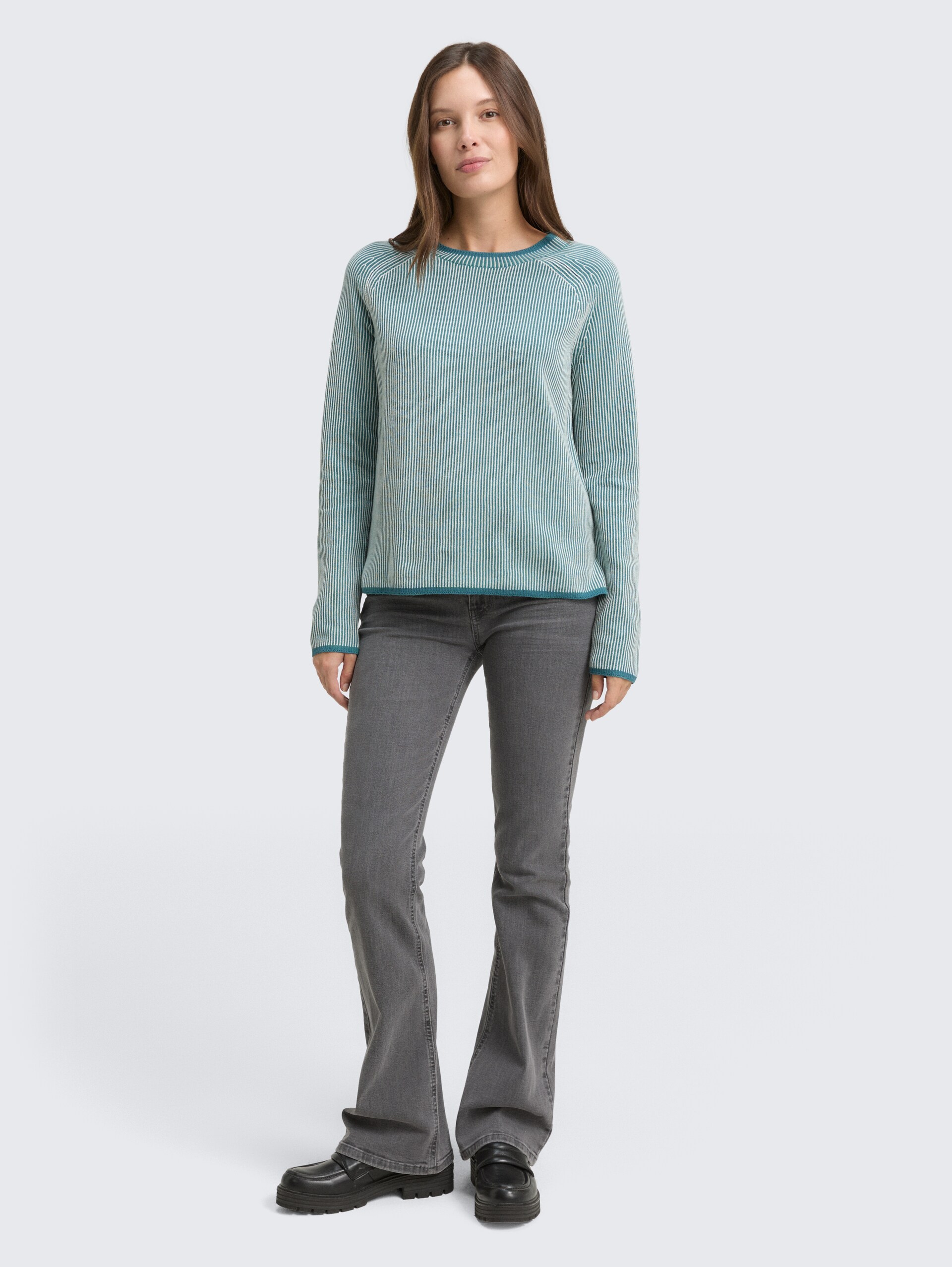 Strickpullover mit Rundhalsausschnitt - teal plaited knit - Model-Vorderansicht