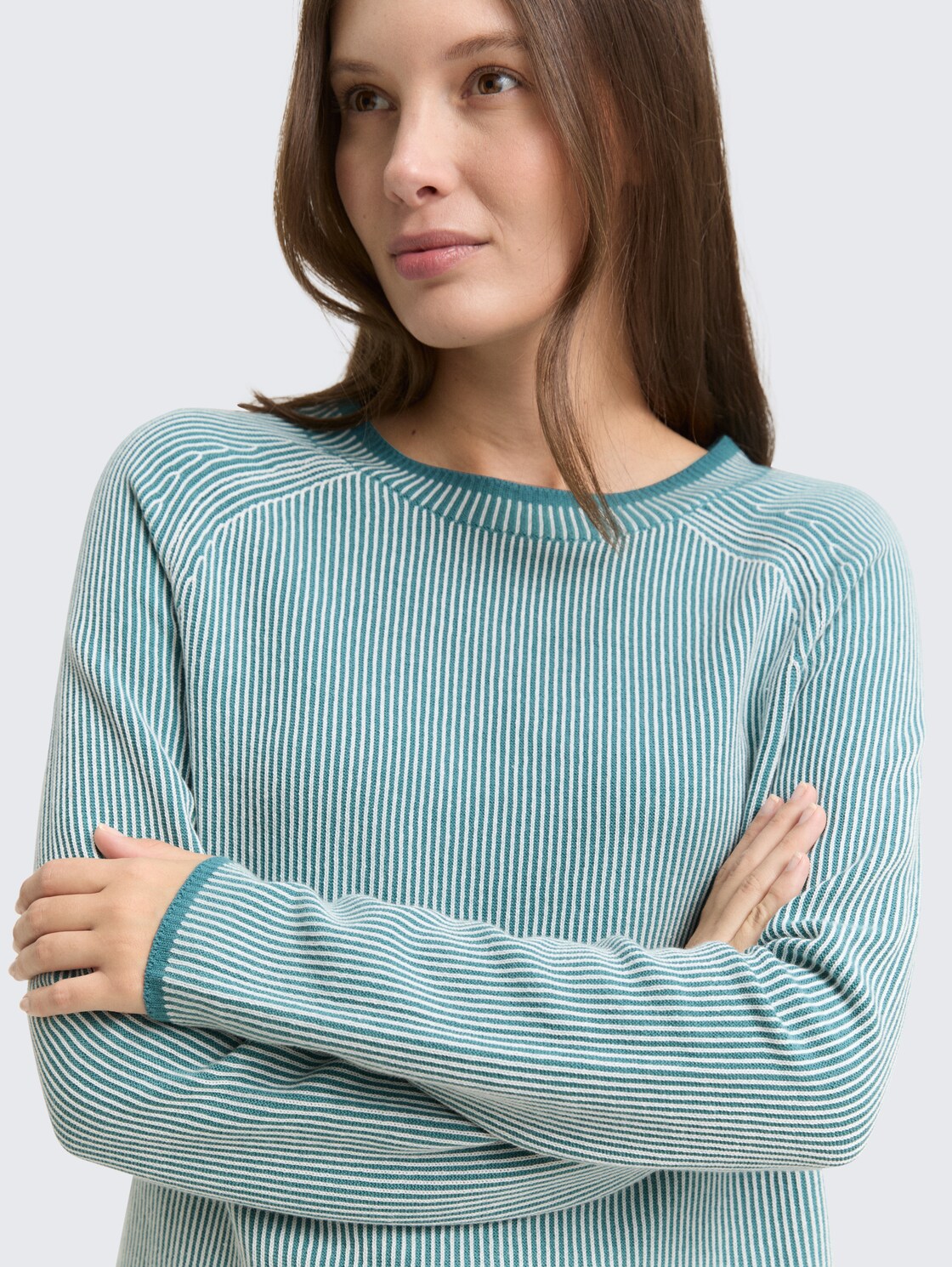 Strickpullover mit Rundhalsausschnitt - teal plaited knit - Detail-Model-Ansicht
