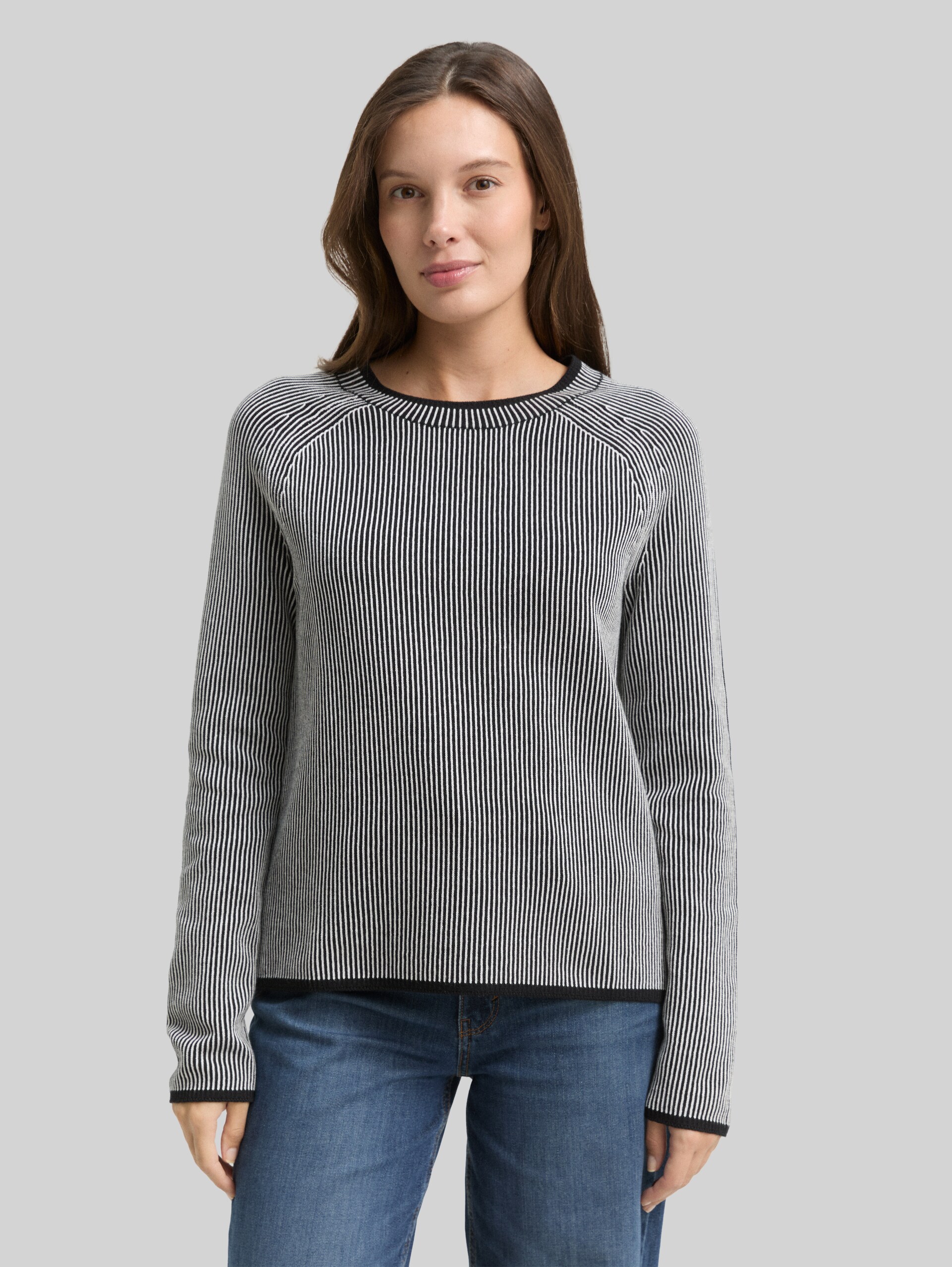 Knitted jumper - black white plaited knit - Neckline model front view