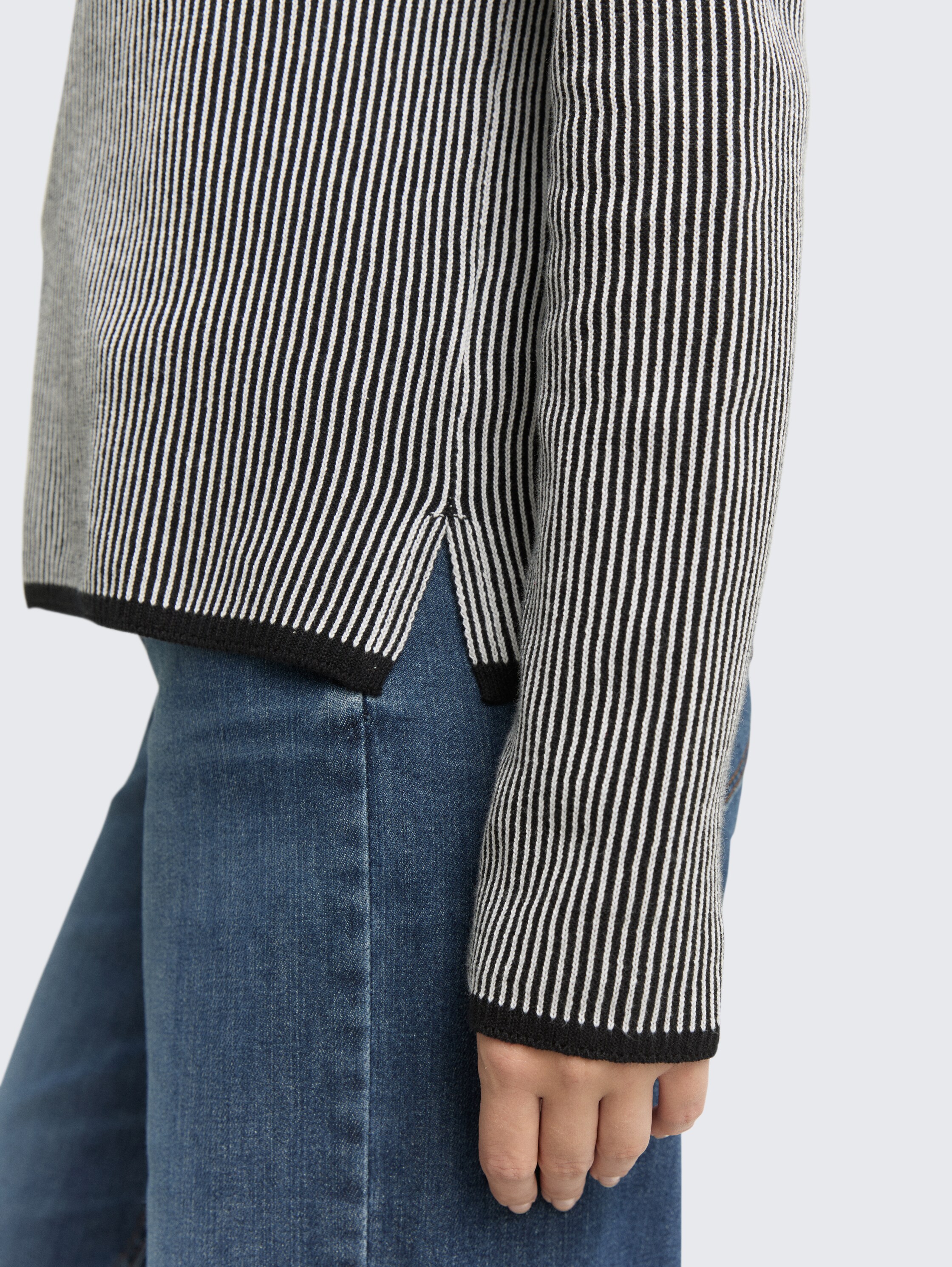 Knitted jumper with round neck - black_white_plaited_knit - 