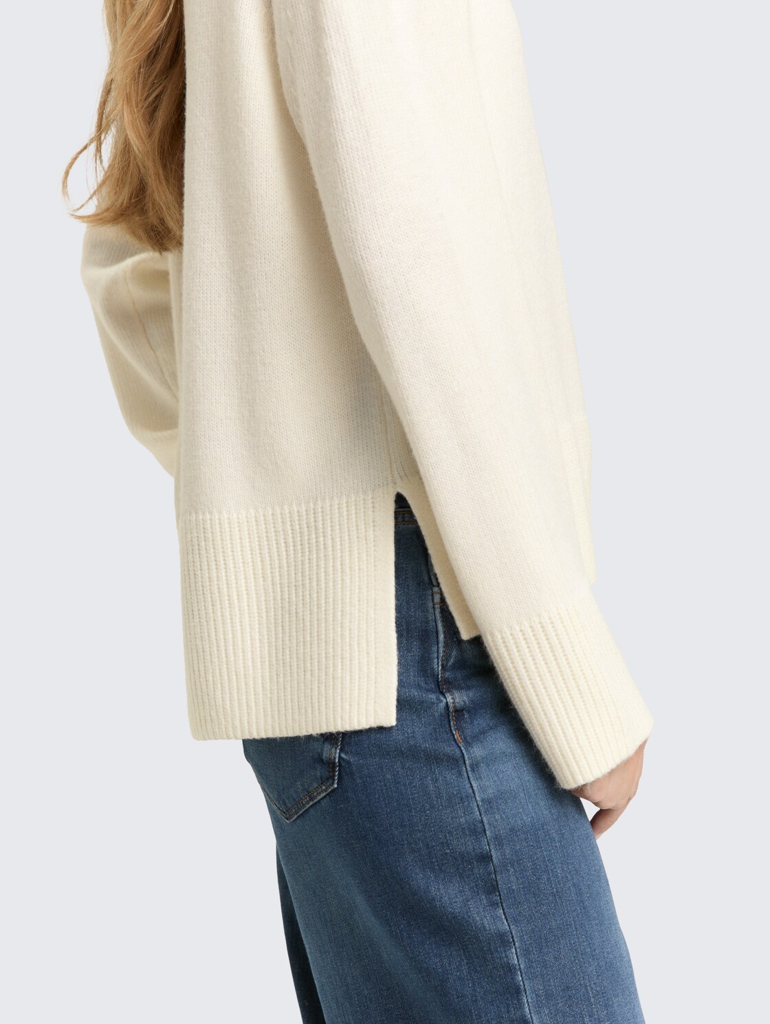 Loose Fit Strickpullover - Whisper White - Detail-Model-Ansicht