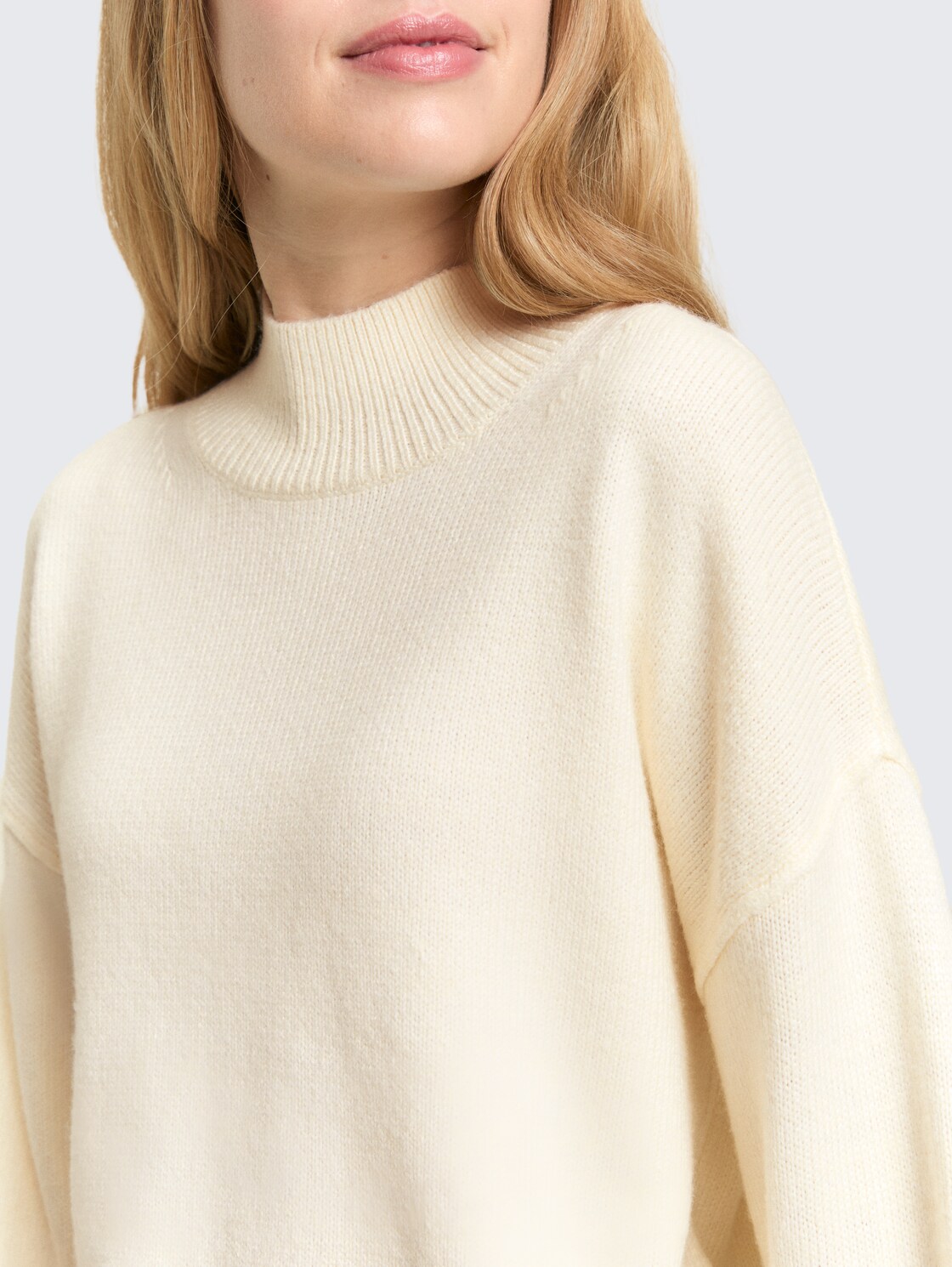 Oversize Strickpullover mit Stehkragen - Whisper White - Detail-Model-Ansicht