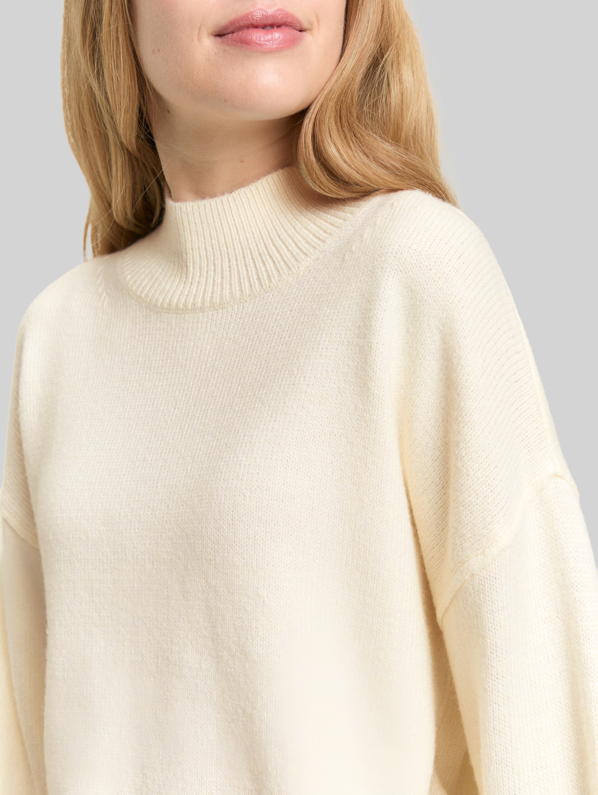 Oversized knitted jumper with stand-up collar - Whisper White - Detail model view