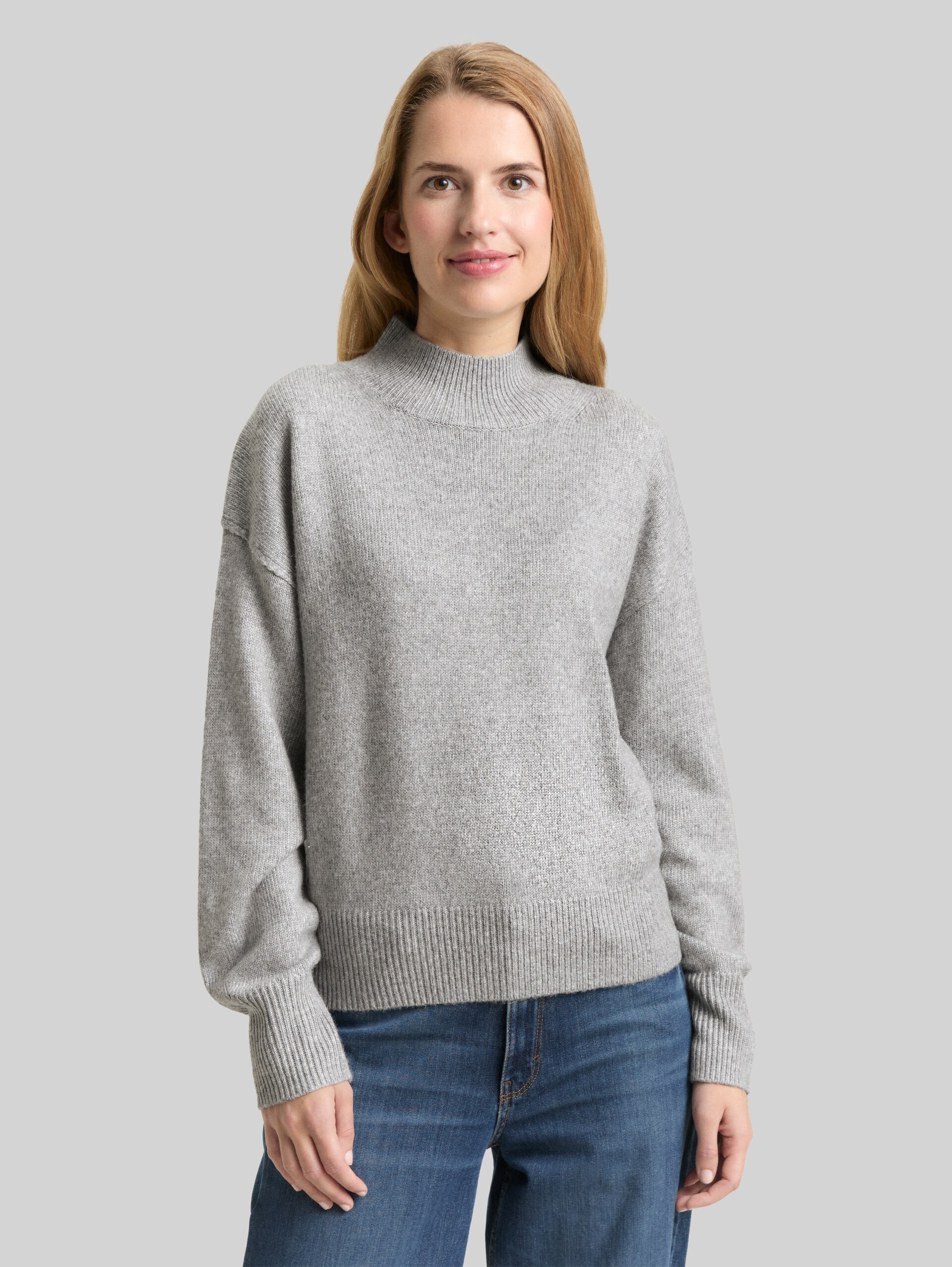 Oversized knitted jumper with stand-up collar - medium silver grey melange - Neckline model front view