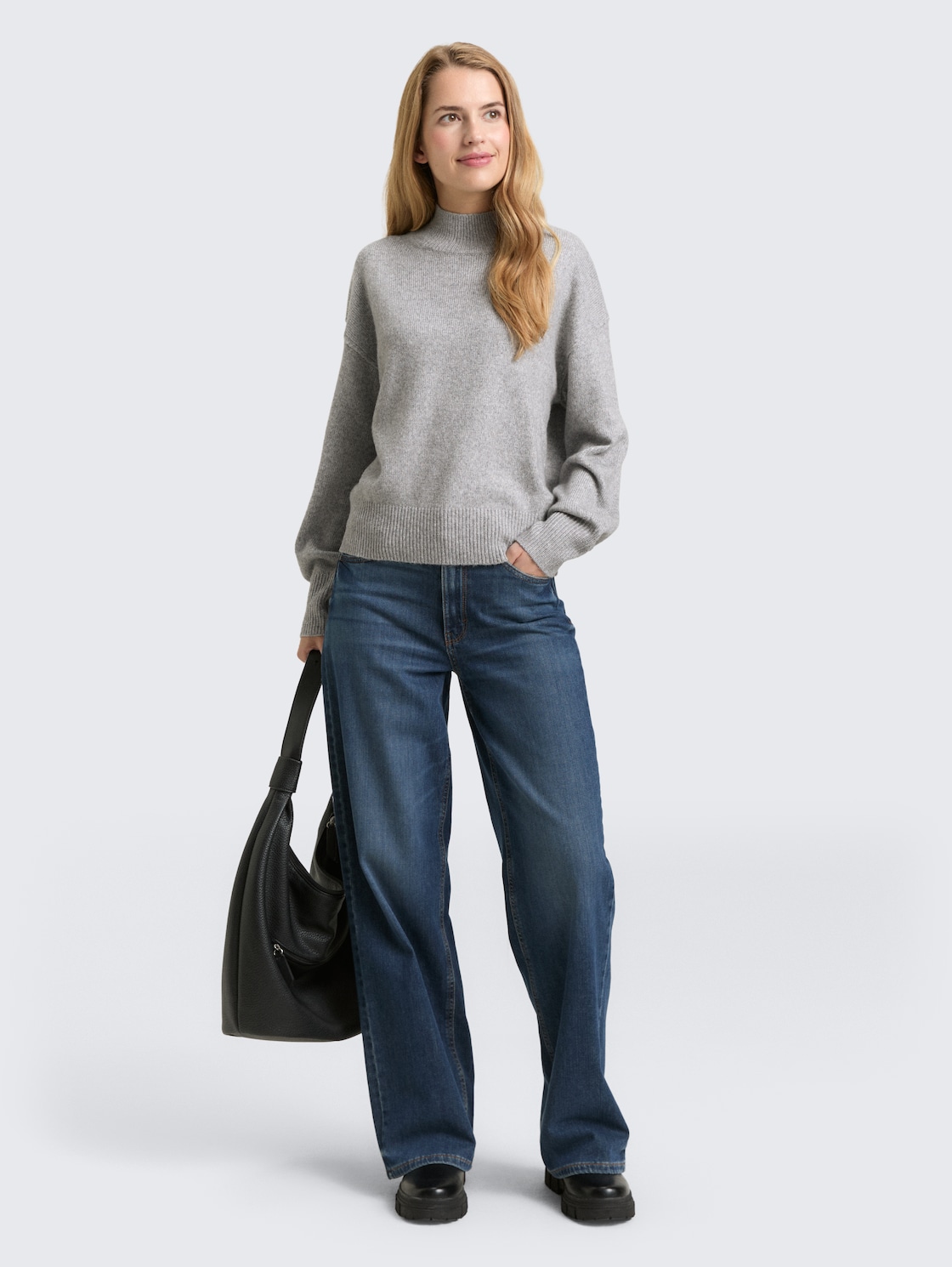 Oversized knitted jumper with stand-up collar - medium silver grey melange - Model front view