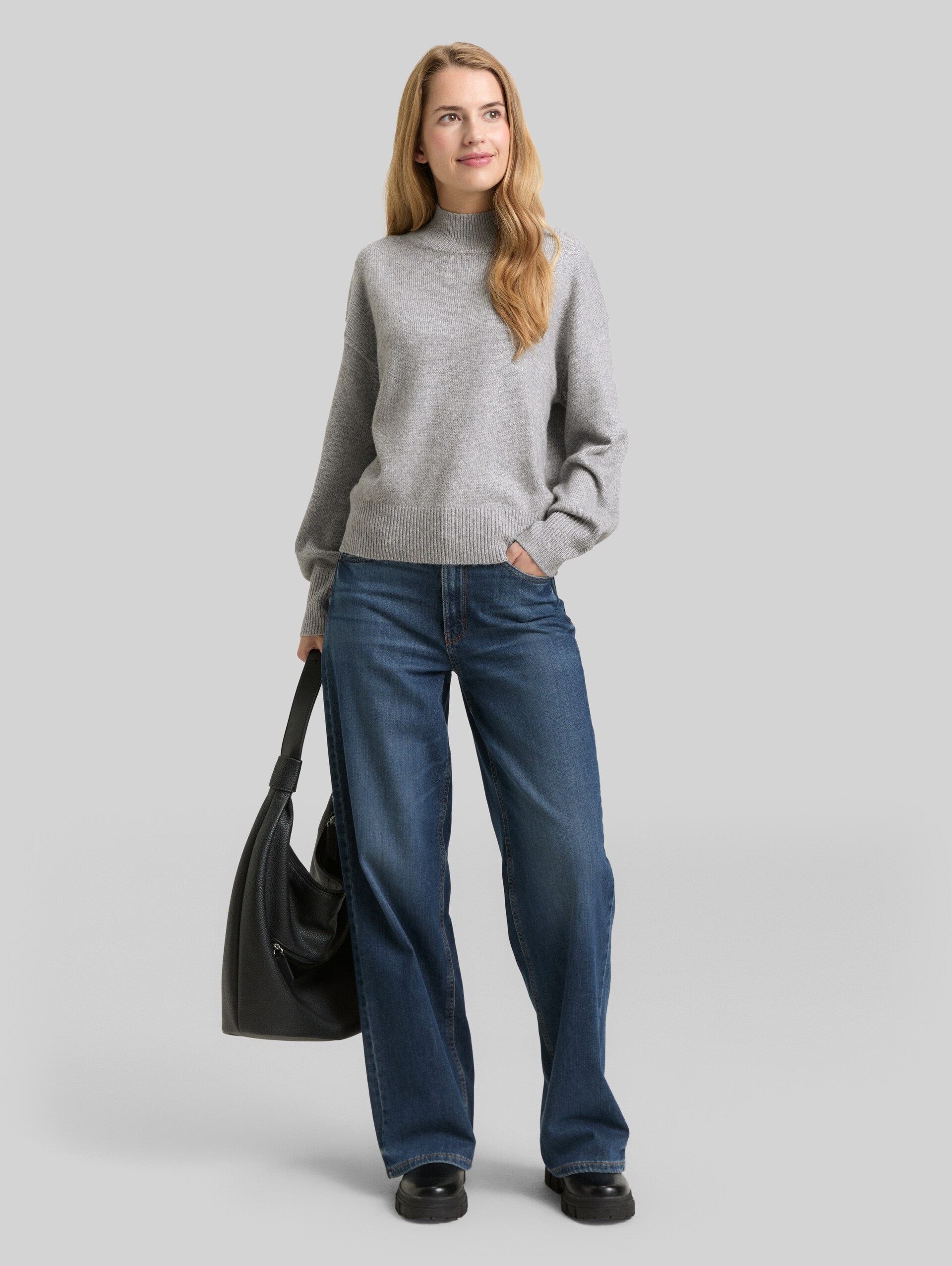 Oversized knitted jumper with stand-up collar - medium silver grey melange - Model front view