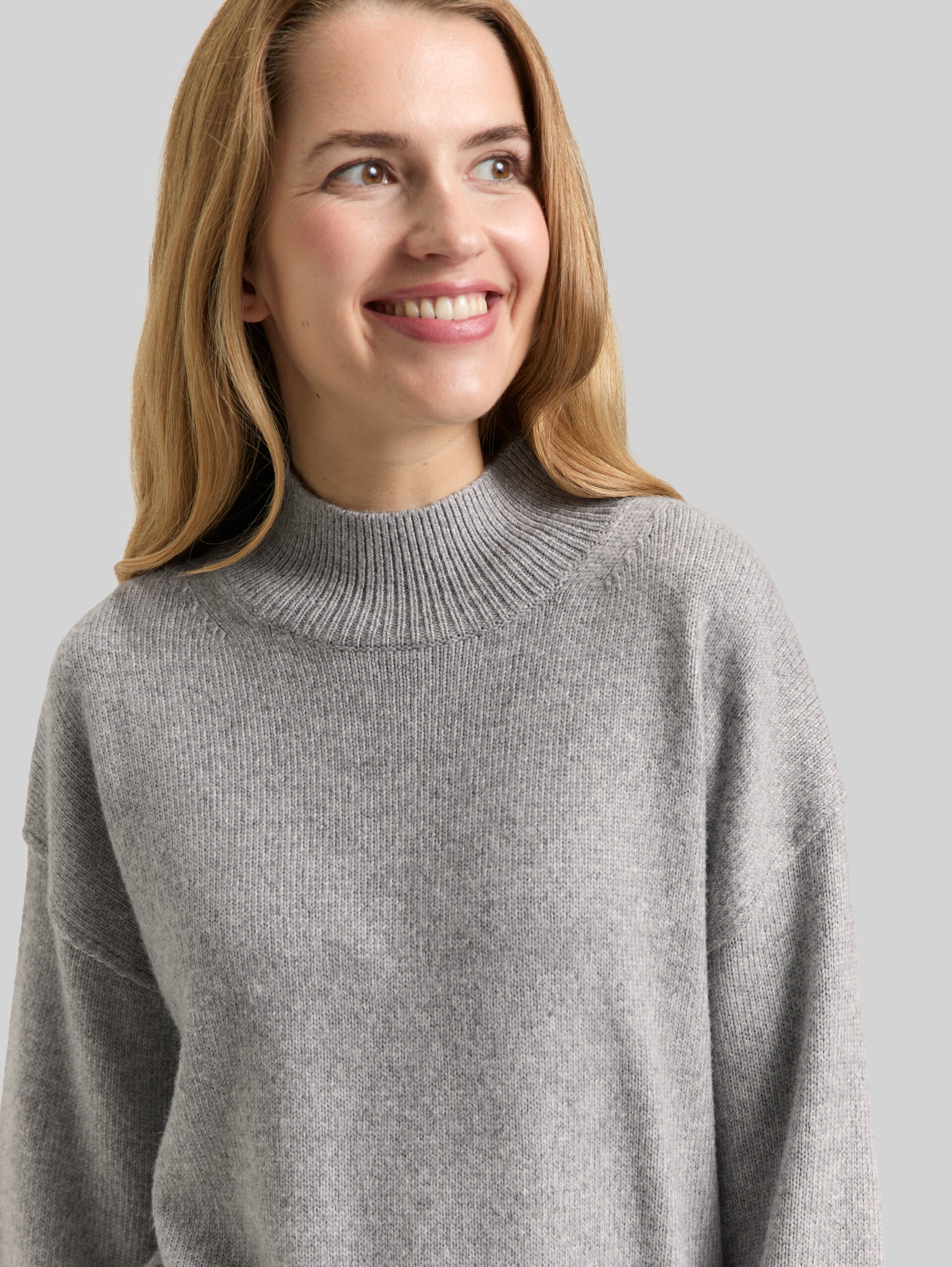 Oversized knitted jumper with stand-up collar - medium silver grey melange - Detail model view