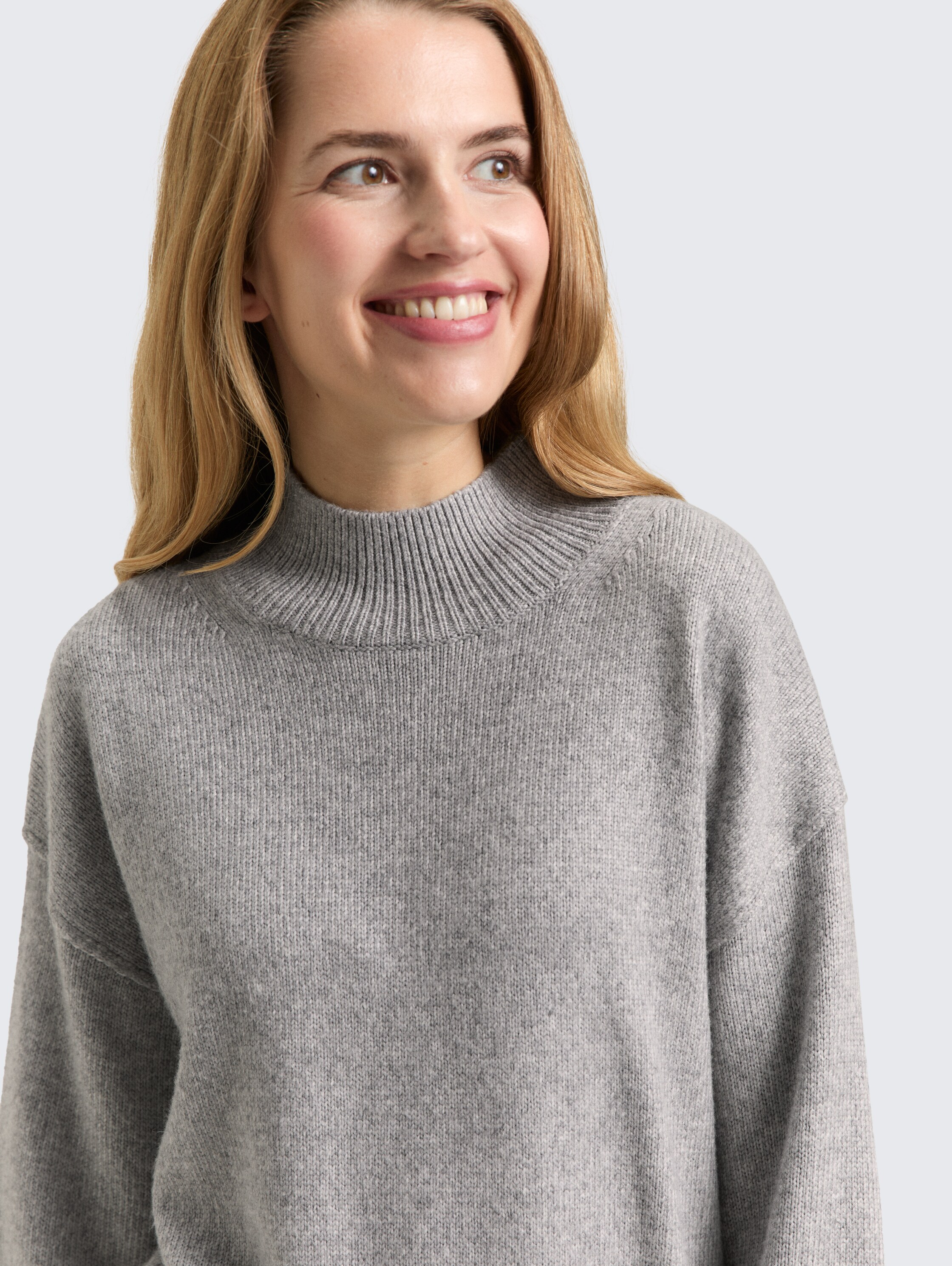 Oversize Strickpullover mit Stehkragen - medium silver grey melange - Detail-Model-Ansicht