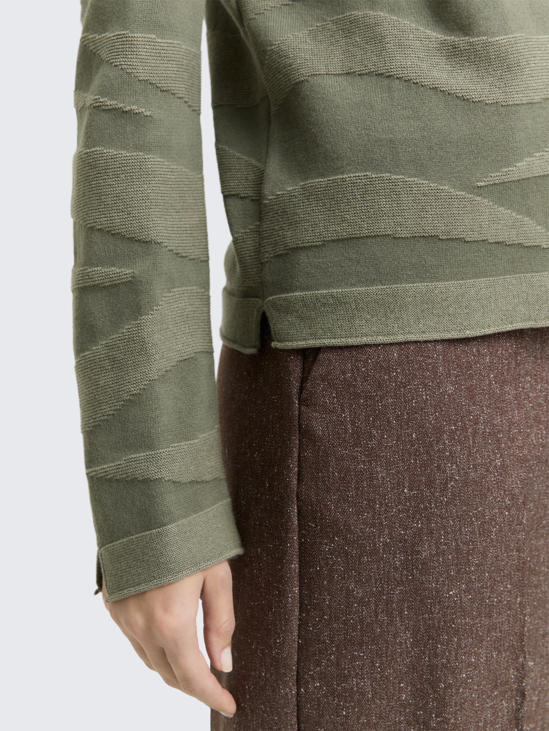 Strickpullover mit Struktur - green wave knit design - Detail-Model-Ansicht