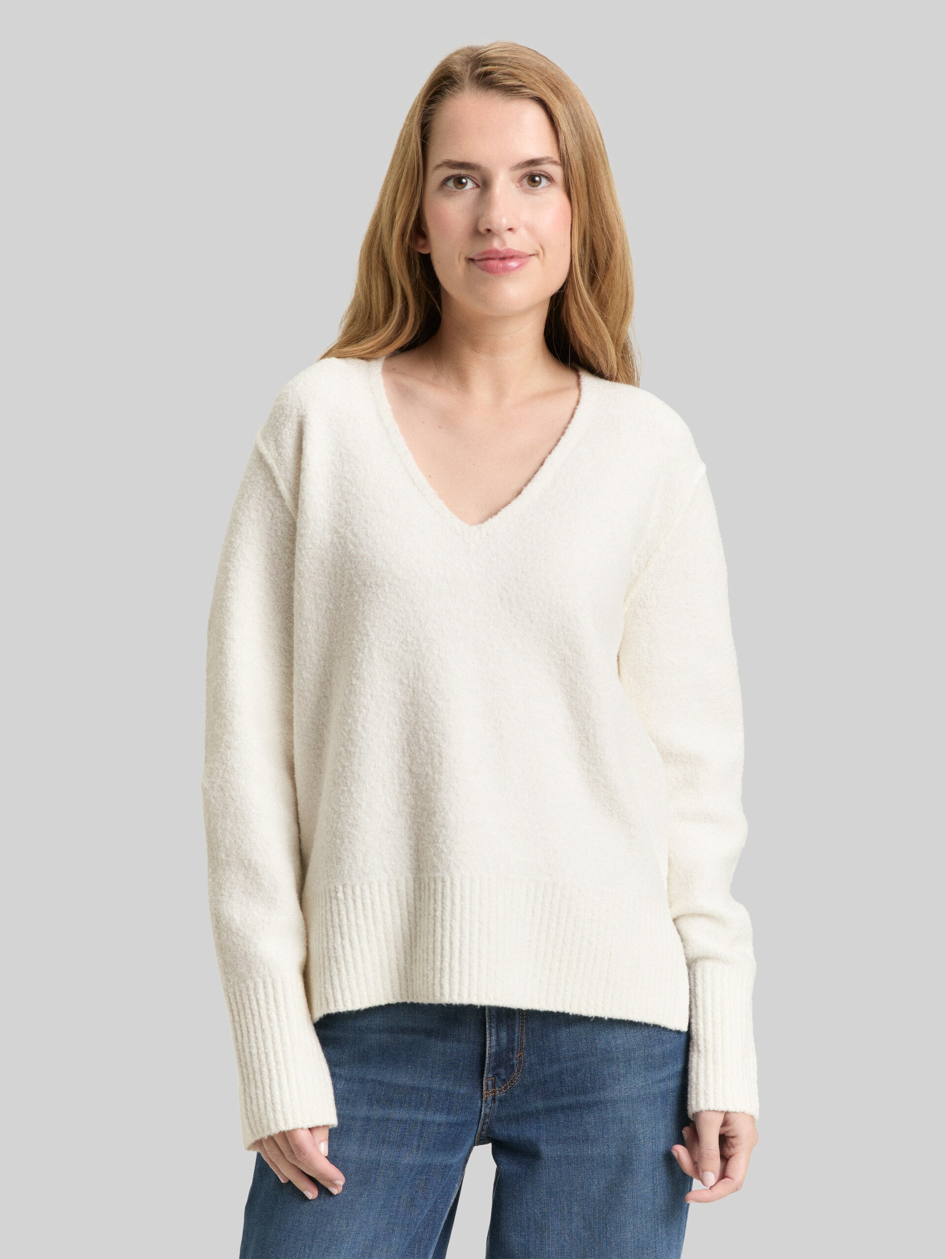 Strickpullover in Bouclé-Optik - Whisper White - Ausschnitt Model-Vorderansicht