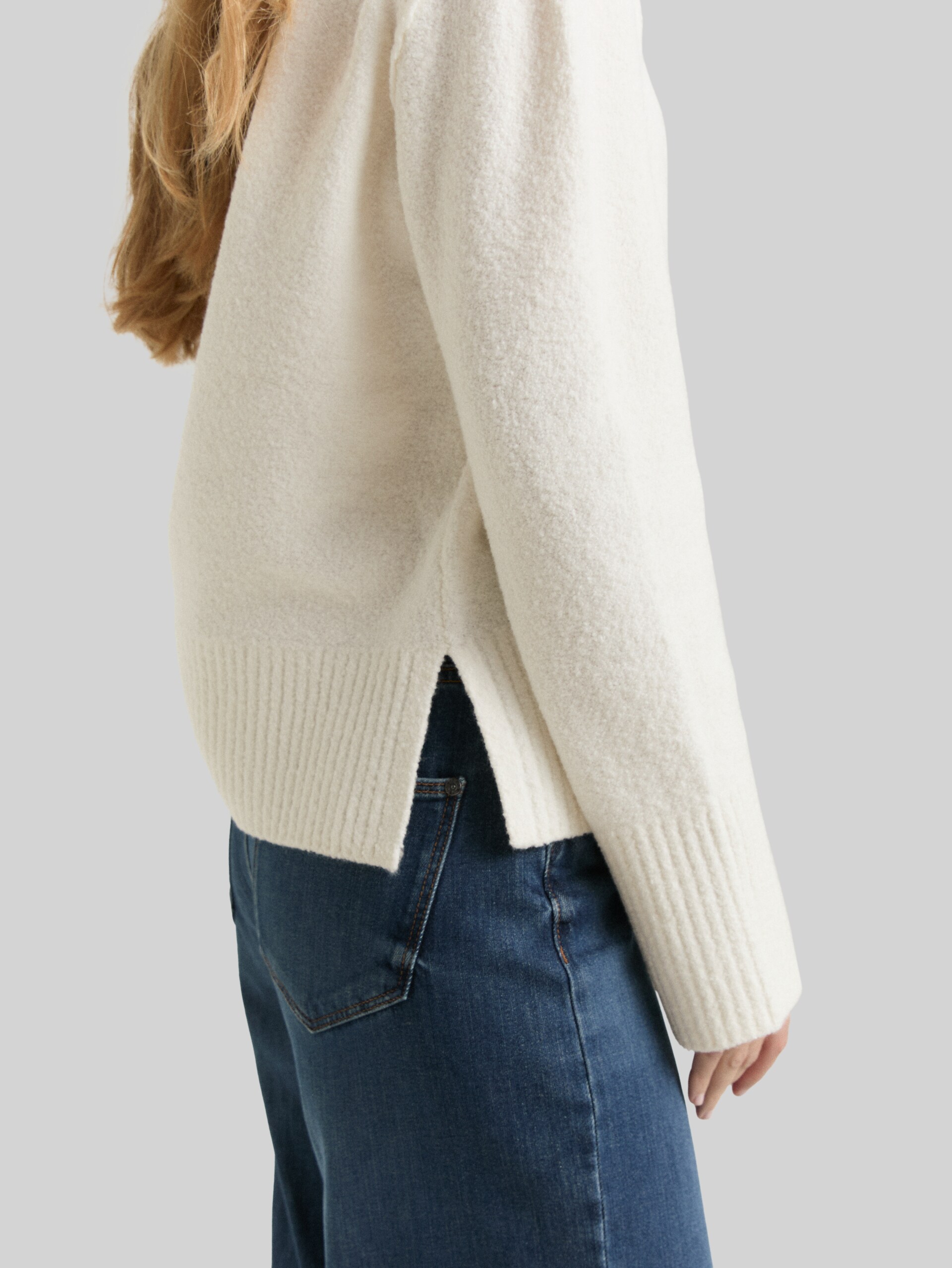 Strickpullover in Bouclé-Optik - Whisper White - Detail-Model-Ansicht