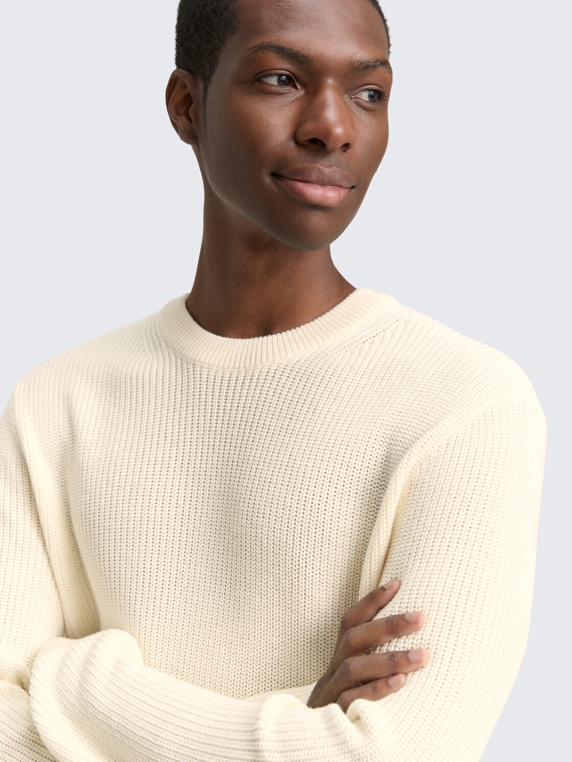 Strickpullover mit Rundhalsausschnitt - Wool White - Detail-Model-Ansicht