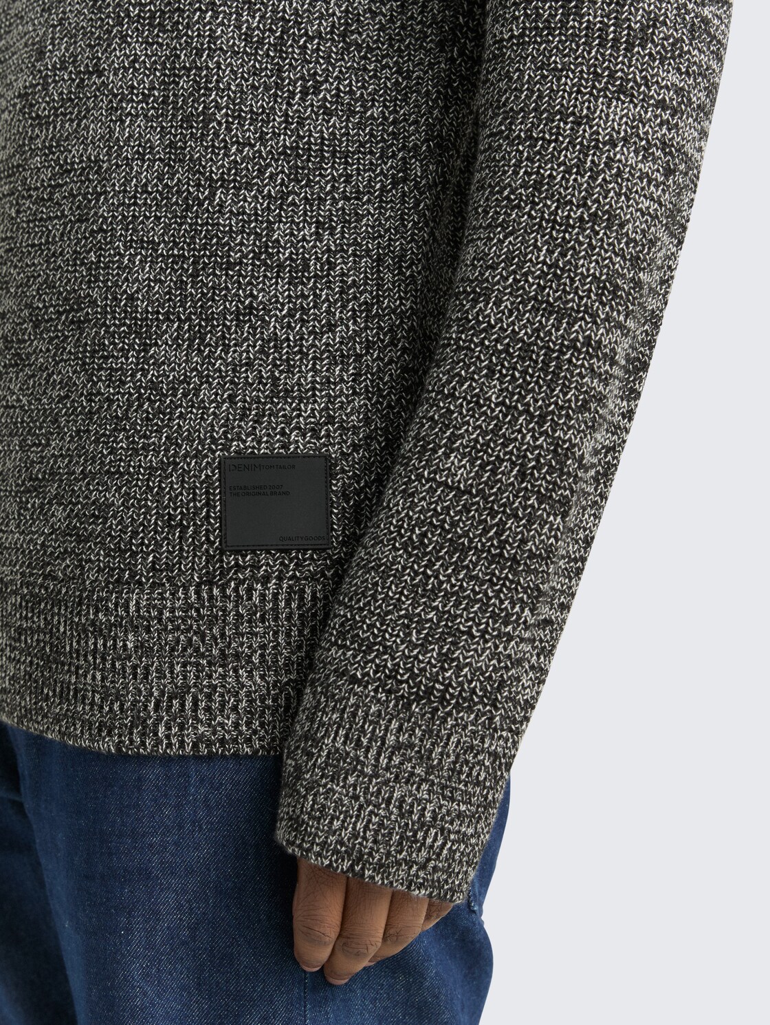 Strickpullover mit Rundhalsausschnitt - black white mouline - Detail-Model-Ansicht