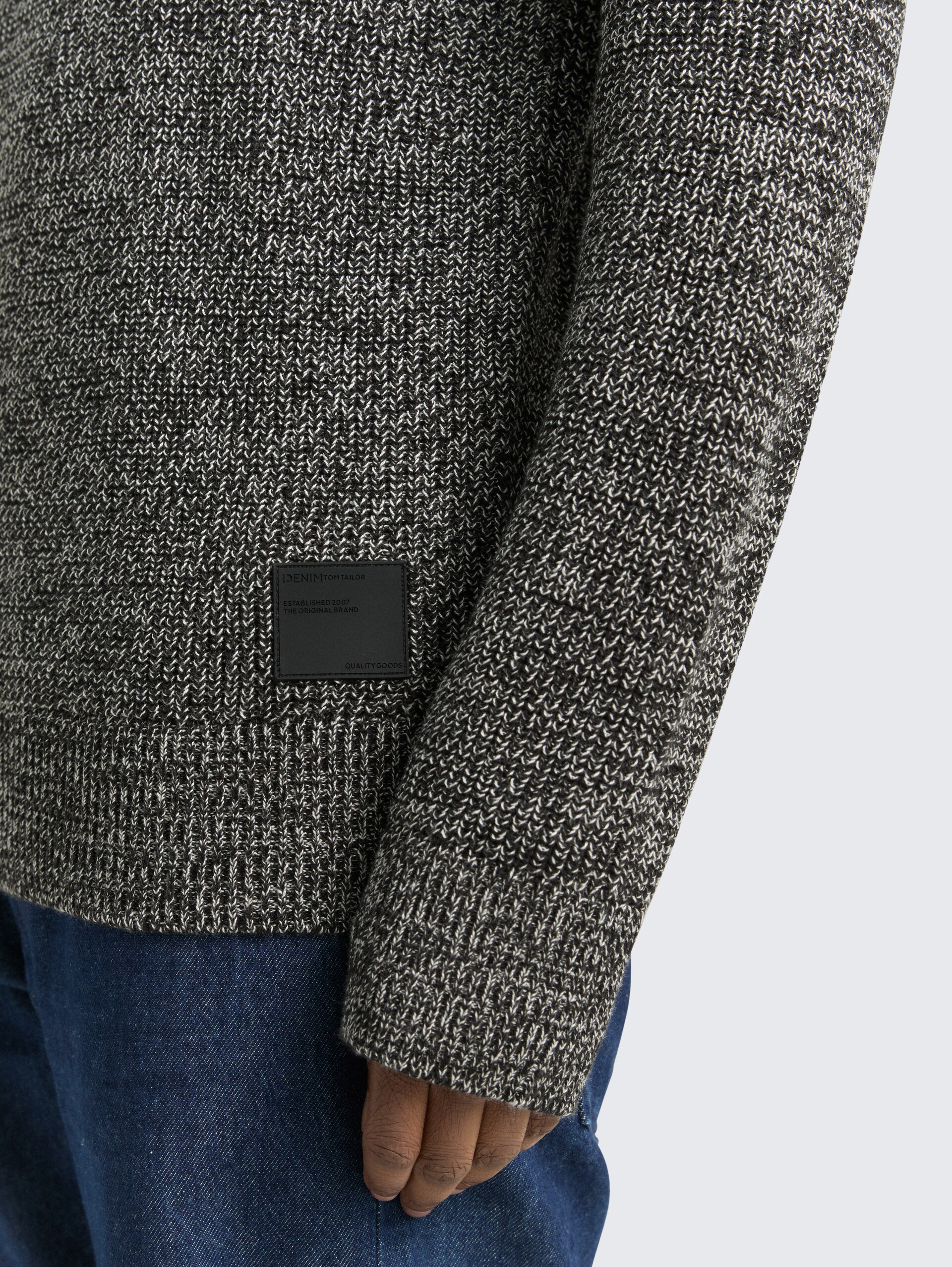 Strickpullover mit Rundhalsausschnitt - black white mouline - Detail-Model-Ansicht