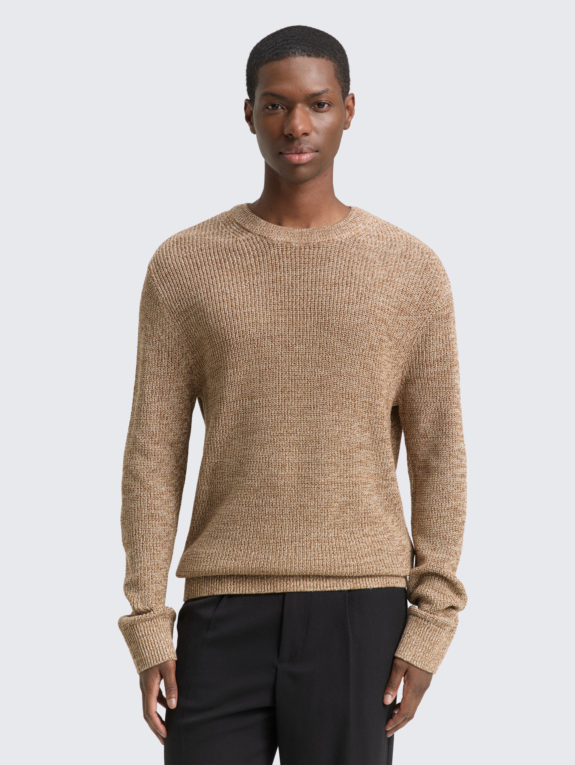 Strickpullover mit Rundhalsausschnitt - brown tonal knit mouline - Ausschnitt Model-Vorderansicht