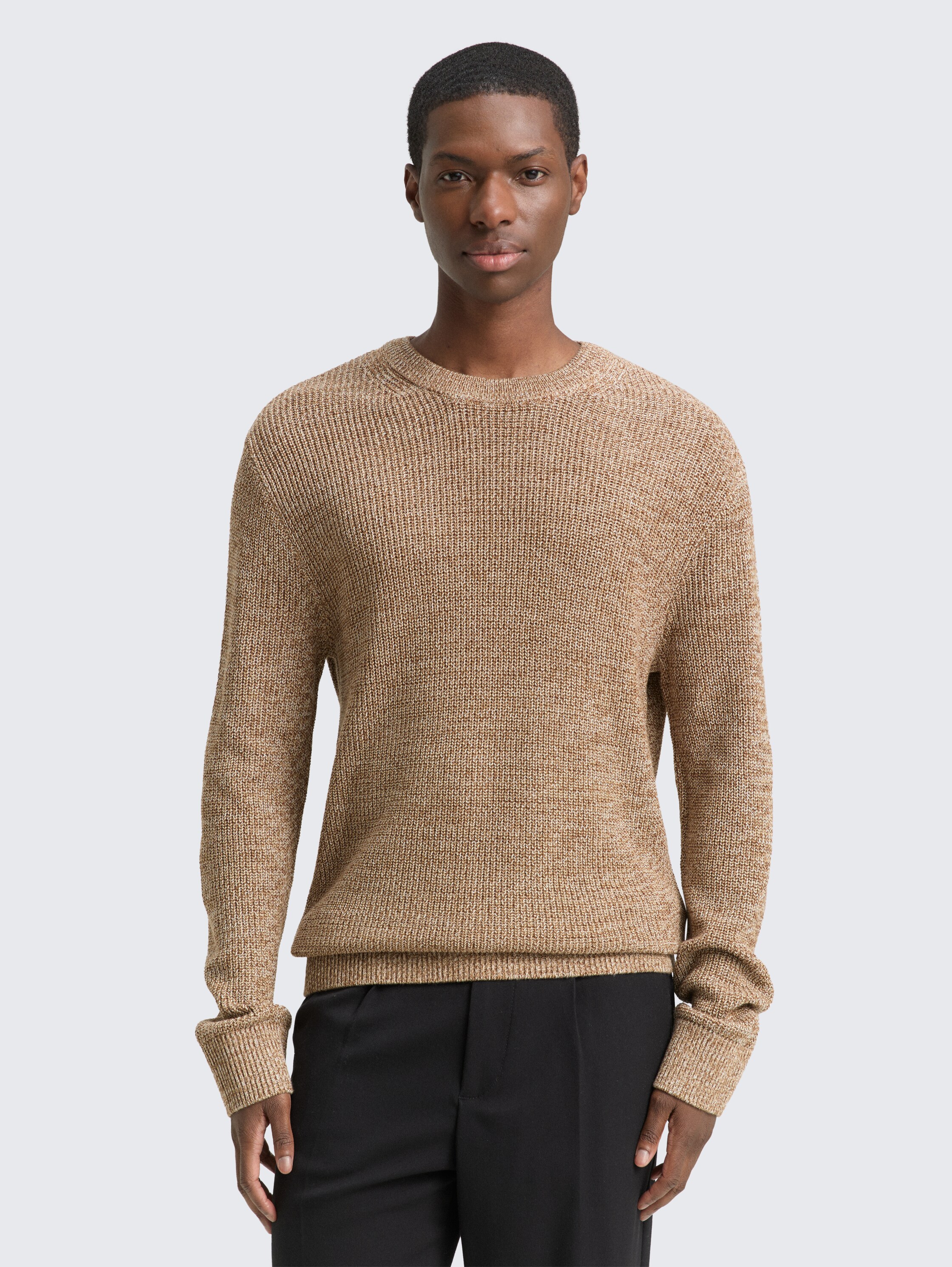 Gebreide trui met ronde hals - brown tonal knit mouline - Nek model vooraanzicht
