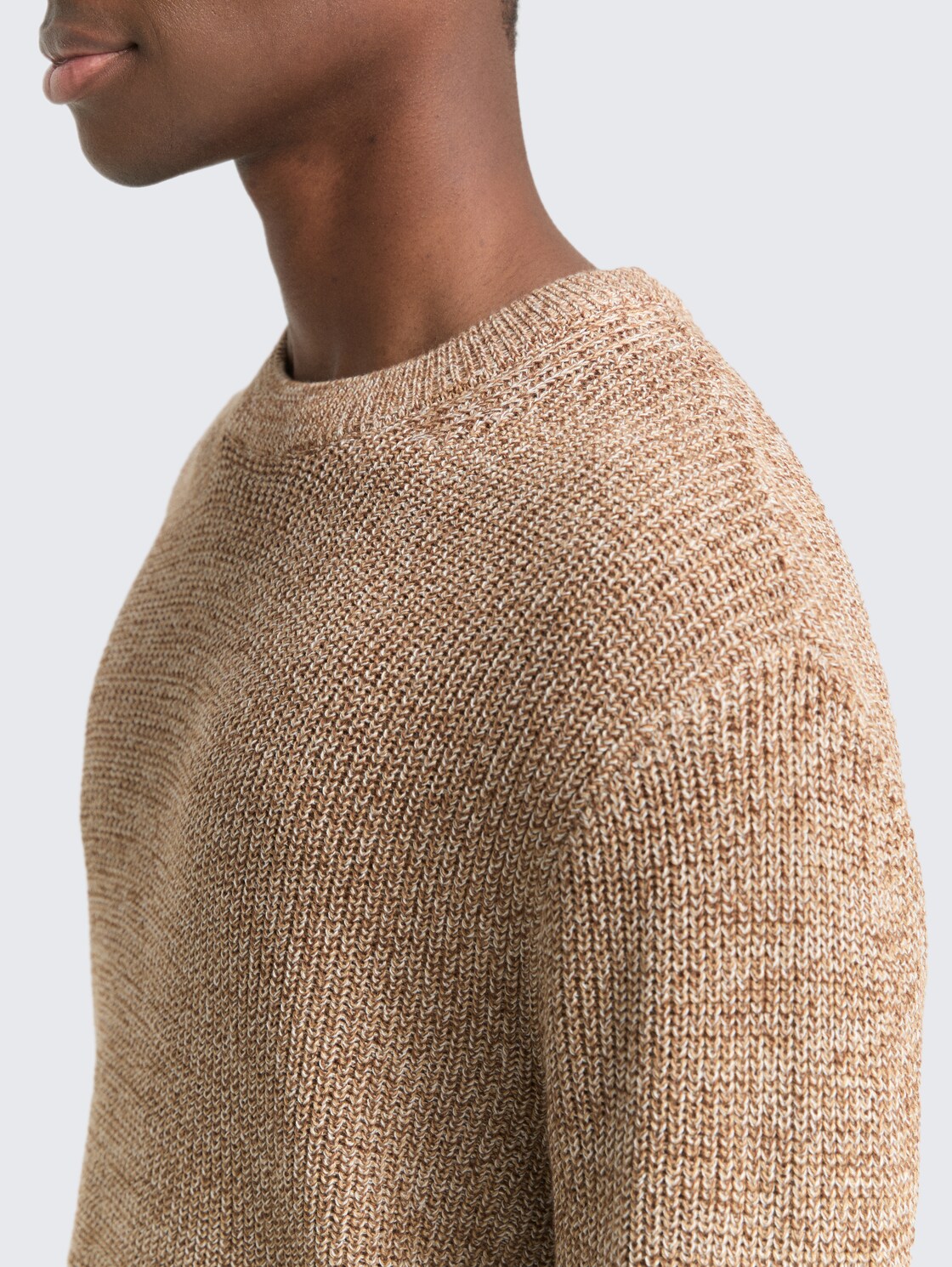 Strickpullover mit Rundhalsausschnitt - brown tonal knit mouline - Detail-Model-Ansicht