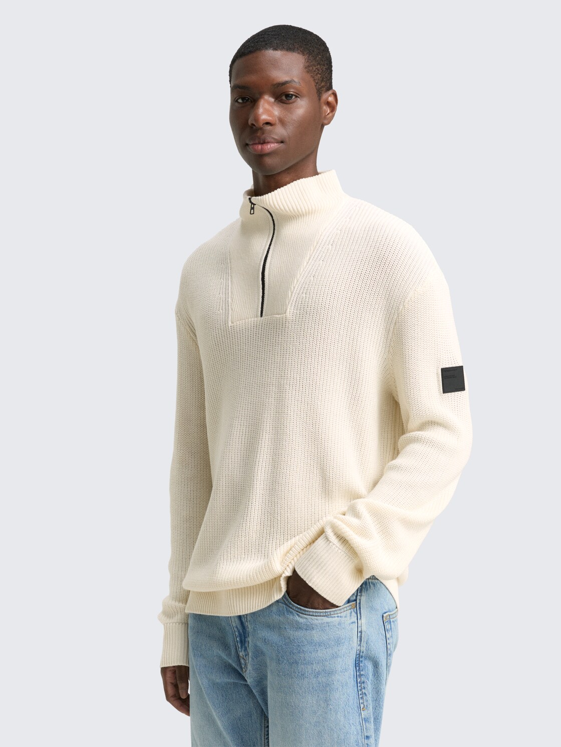 Relaxed Fit Troyer Strickpullover - Wool White - Ausschnitt Model-Vorderansicht