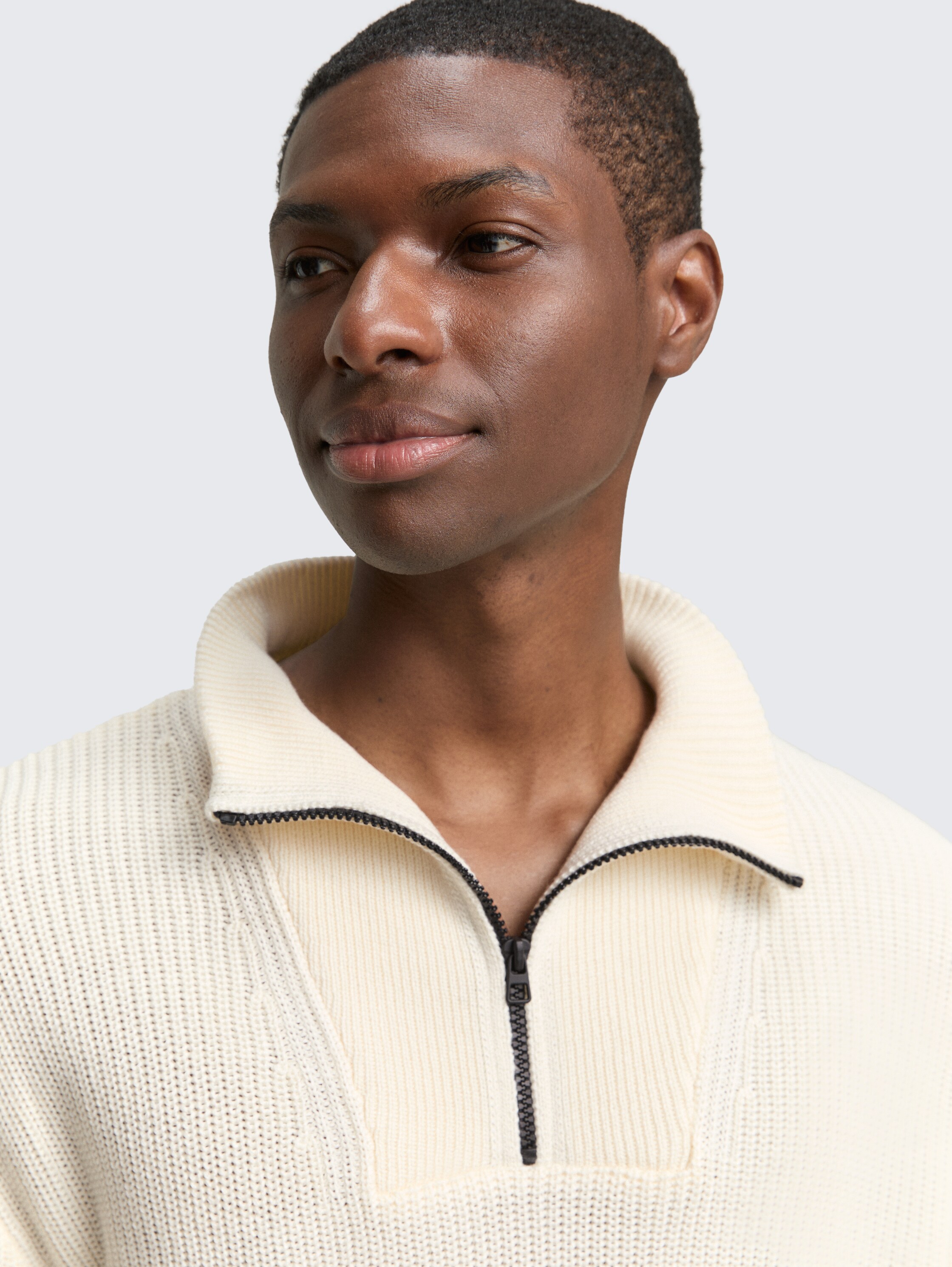 Relaxed fit gebreide trui met kraag - Wool White - Detailaanzicht model