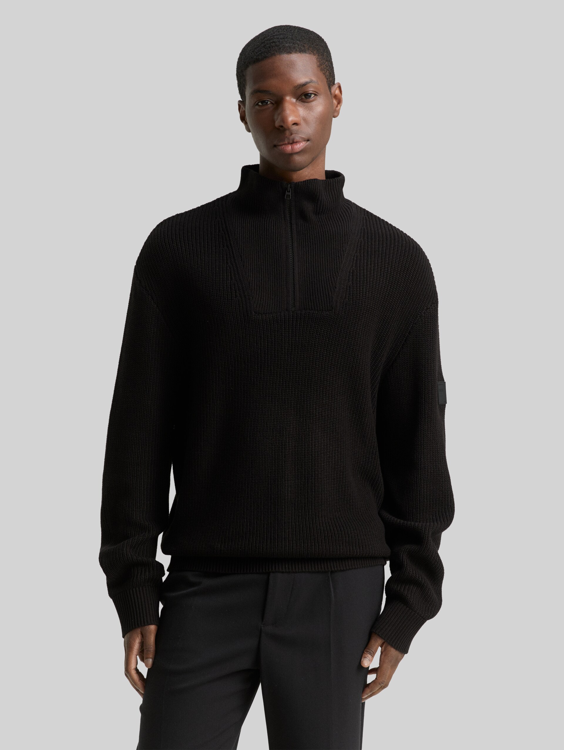 Relaxed fit Troyer knitted jumper - Black - Neckline model front view