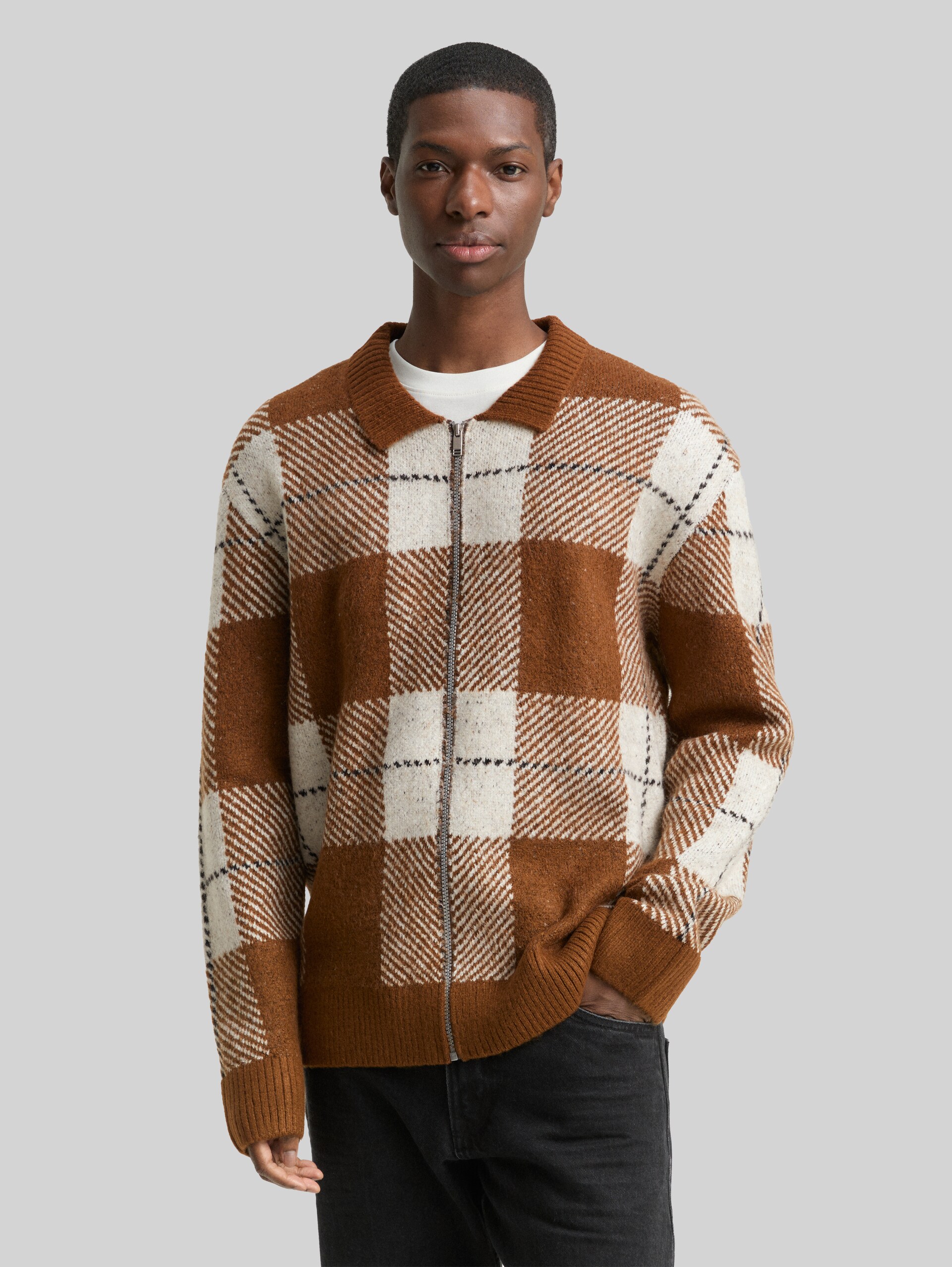 Relaxed fit cardigan with checked pattern - brown offwhite big check - Neckline model front view