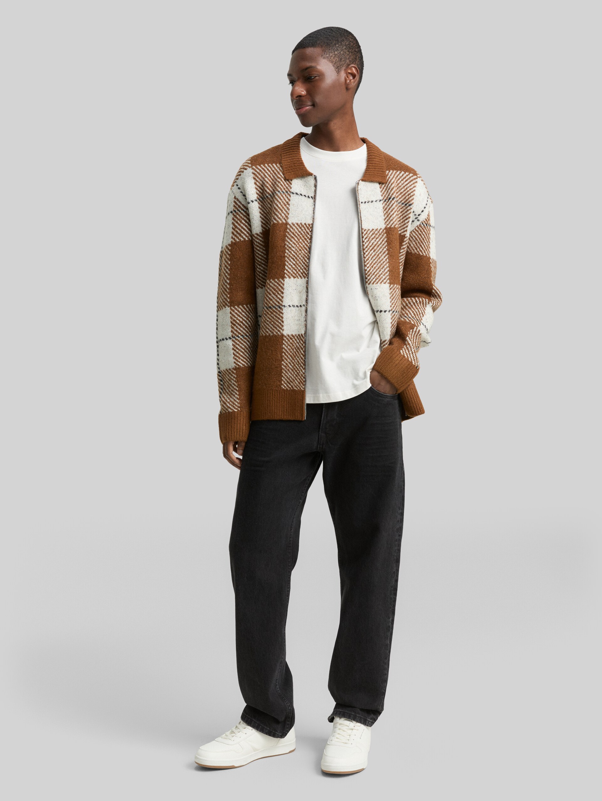 Relaxed fit cardigan with checked pattern - brown offwhite big check - Model front view