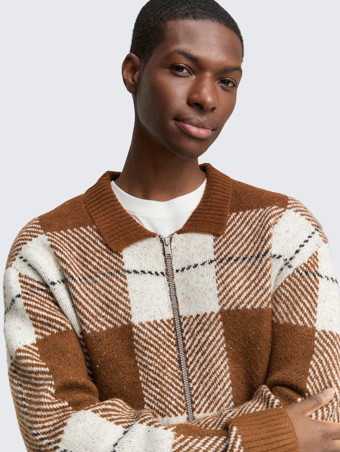 Relaxed Fit Strickjacke mit Karomuster - brown offwhite big check - Detail-Model-Ansicht