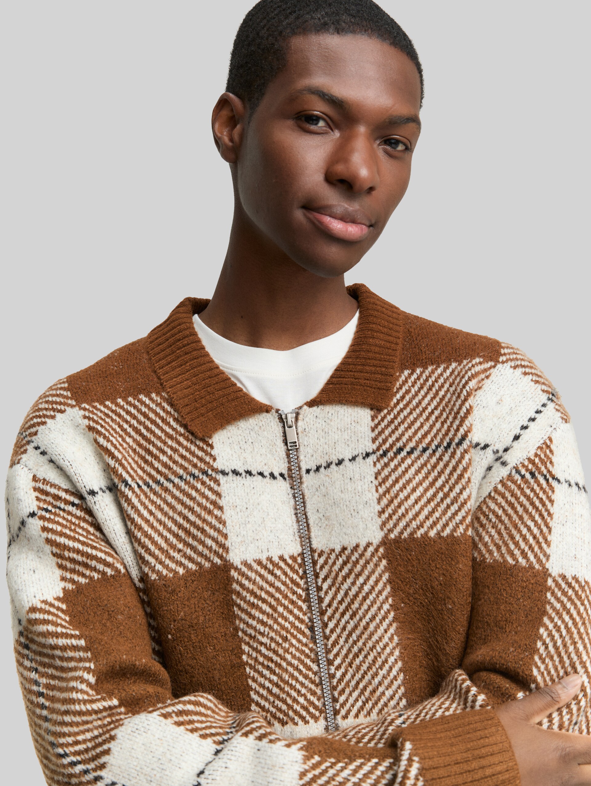 Relaxed fit cardigan with checked pattern - brown offwhite big check - Detail model view