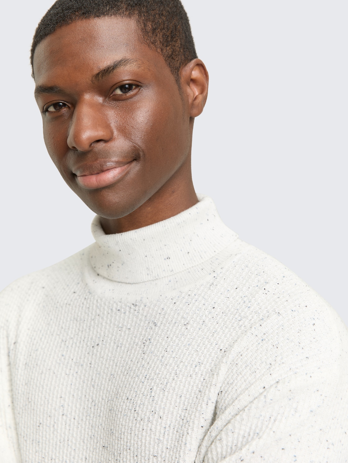 Rollkragenpullover aus Noppengarn - offwhite multicolor neps - Detail-Model-Ansicht