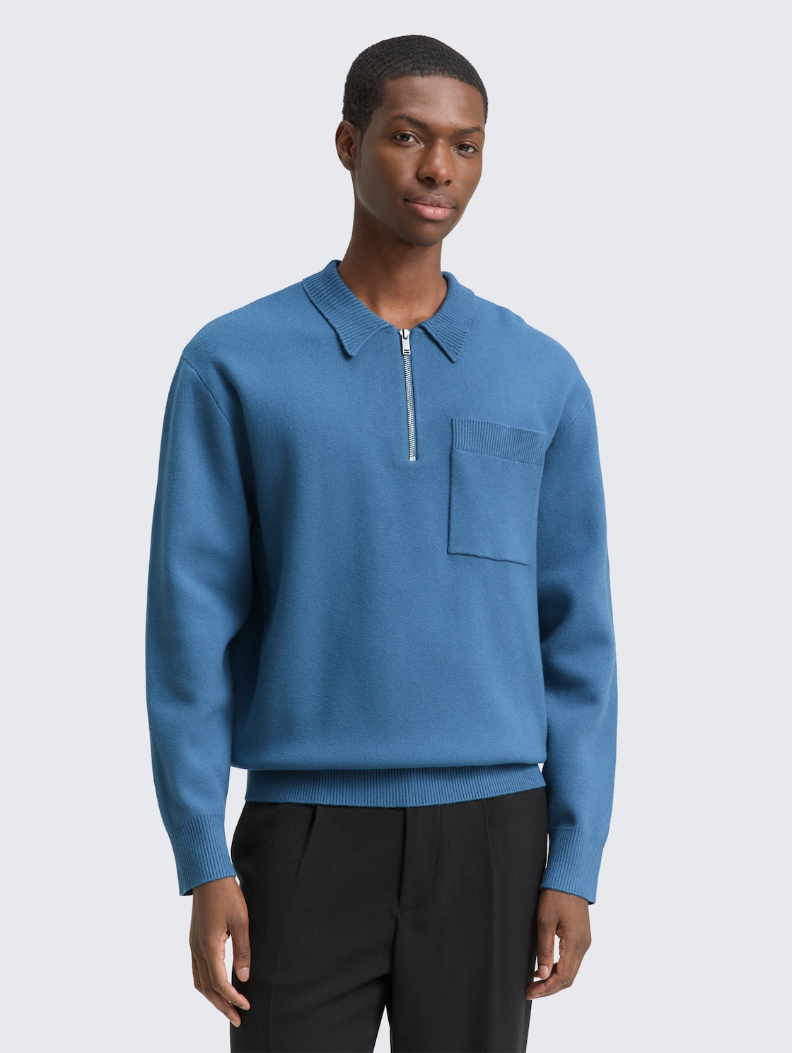 Relaxed Fit Strickpullover mit Polokragen - dusty denim blue - Ausschnitt Model-Vorderansicht