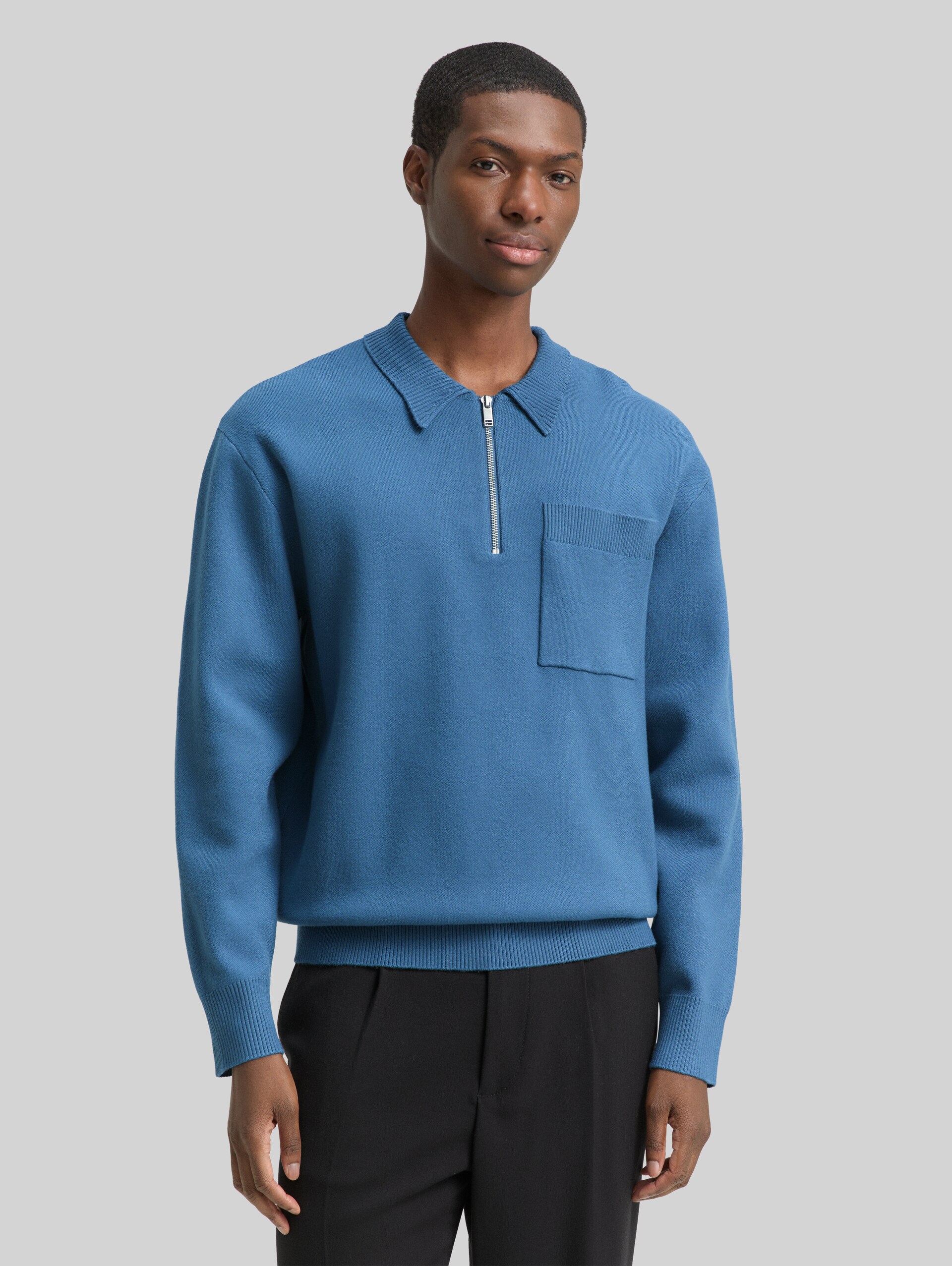 Relaxed Fit Strickpullover mit Polokragen - dusty denim blue - Ausschnitt Model-Vorderansicht