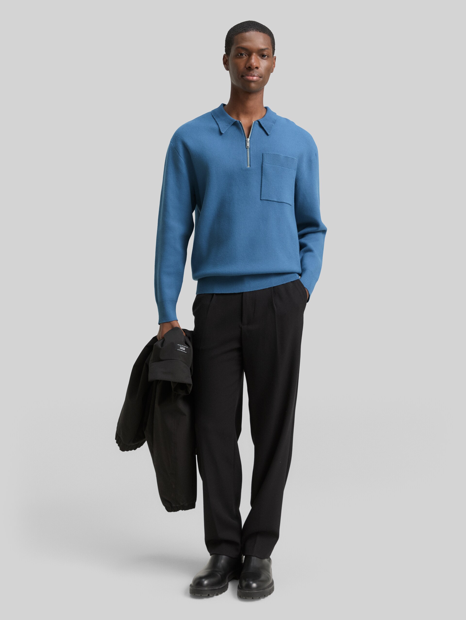 Relaxed Fit Strickpullover mit Polokragen - dusty denim blue - Model-Vorderansicht