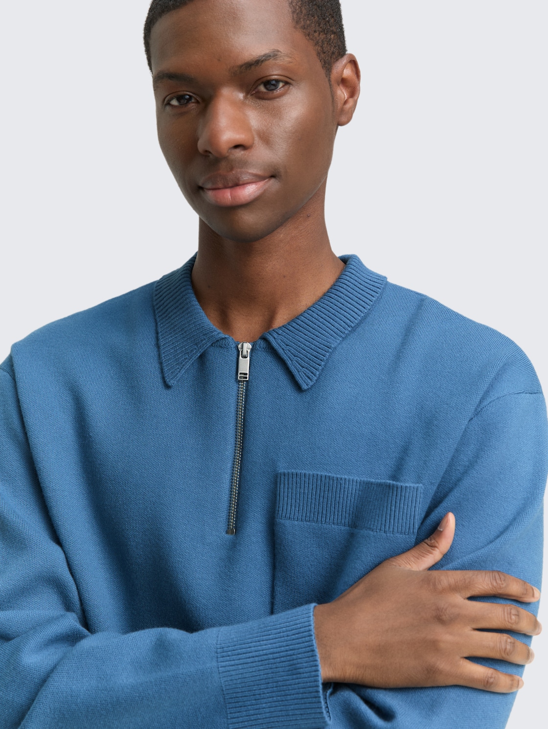 Relaxed Fit Strickpullover mit Polokragen - dusty denim blue - Detail-Model-Ansicht