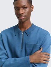 Relaxed Fit Strickpullover mit Polokragen - dusty denim blue - Detail-Model-Ansicht