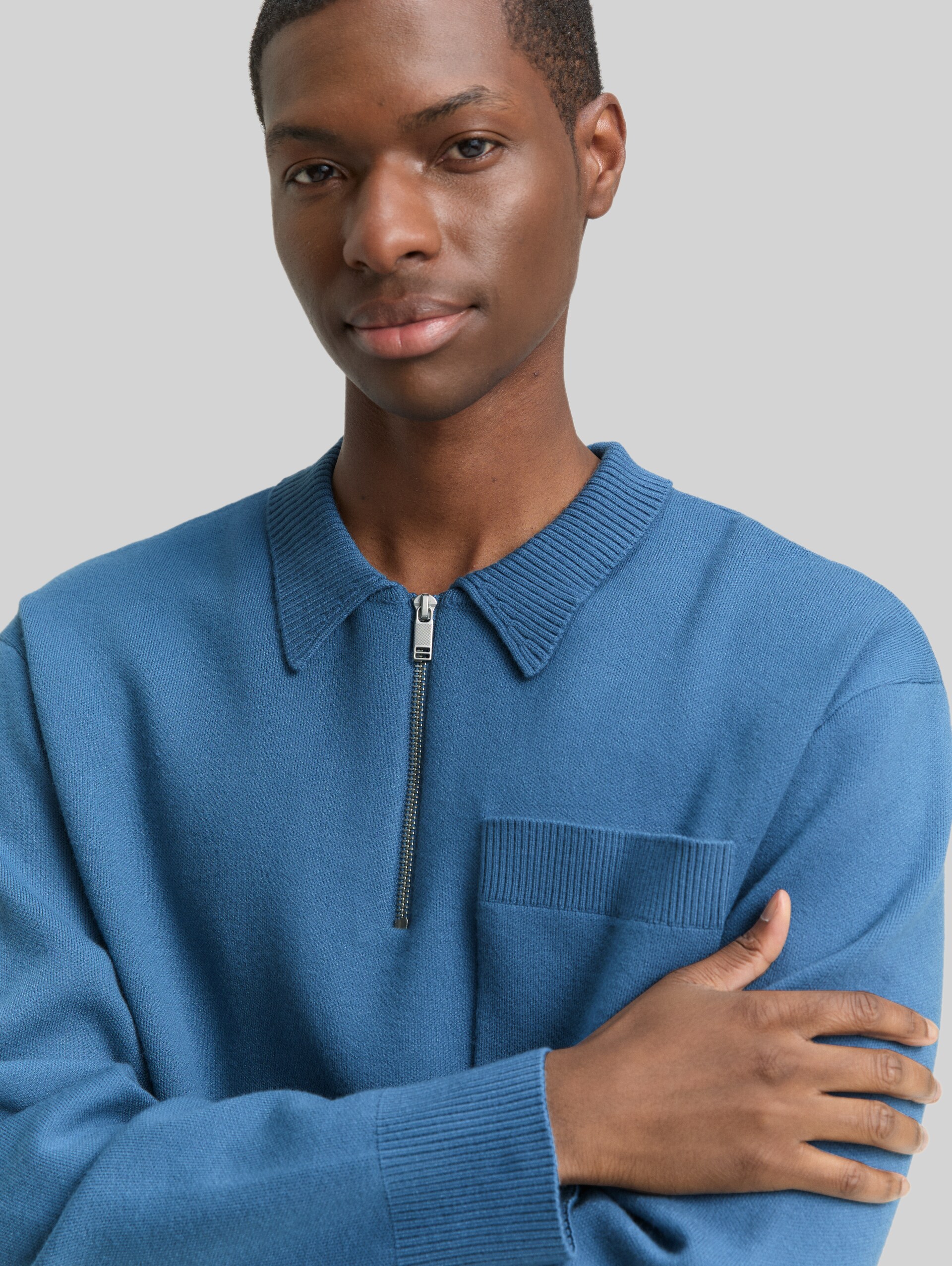 Relaxed Fit Strickpullover mit Polokragen - dusty denim blue - Detail-Model-Ansicht