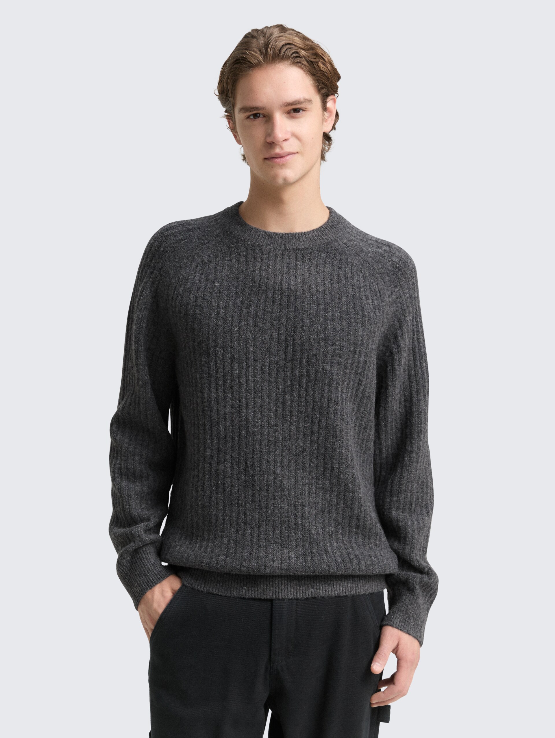 Strickpullover mit Rundhalsausschnitt - Anthracite Melange - Ausschnitt Model-Vorderansicht