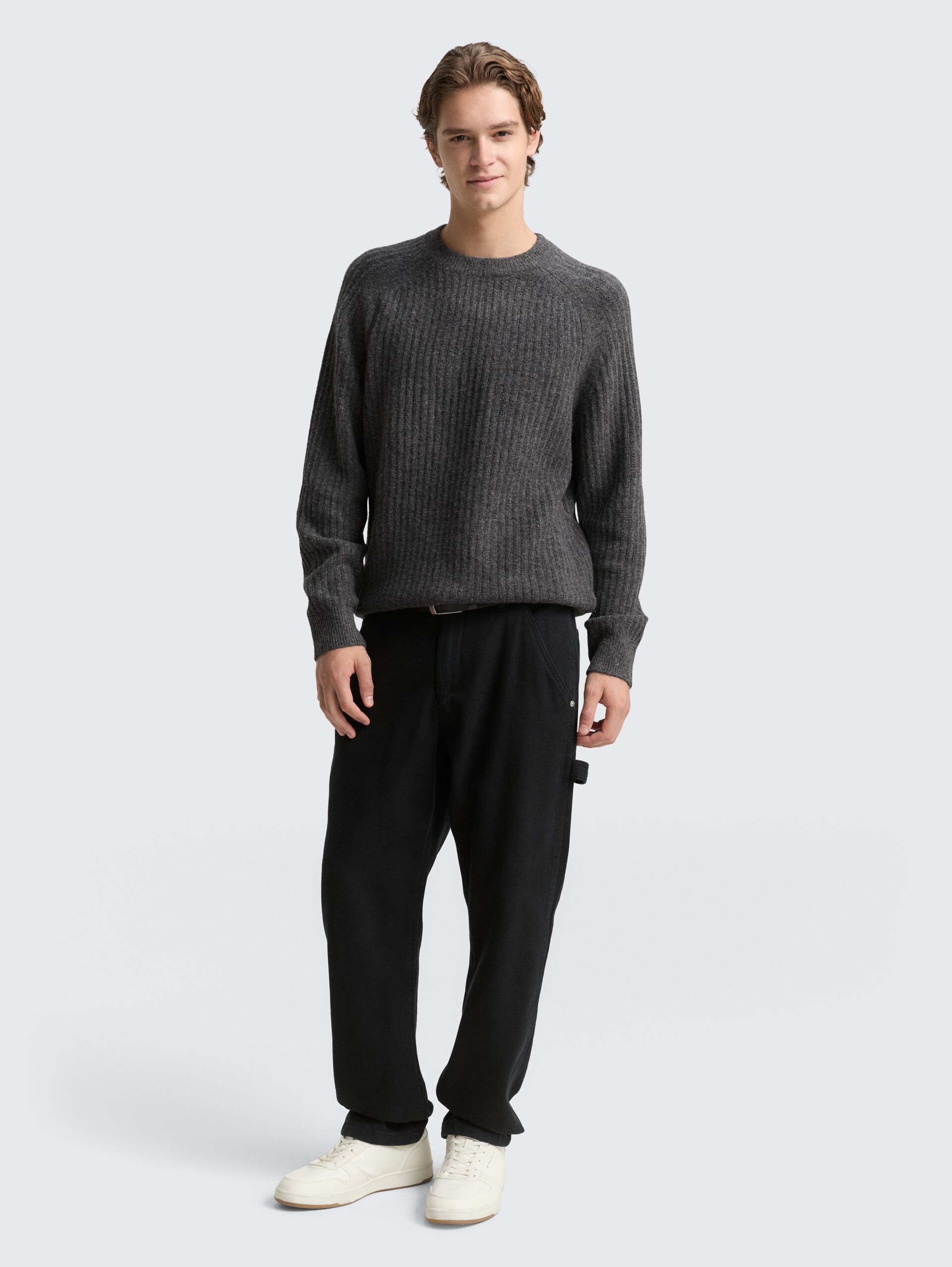 Strickpullover mit Rundhalsausschnitt - Anthracite Melange - Model-Vorderansicht
