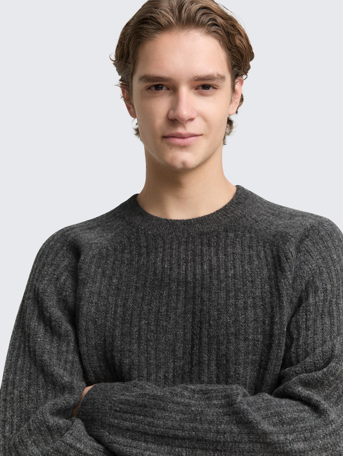 Strickpullover mit Rundhalsausschnitt - Anthracite Melange - Detail-Model-Ansicht