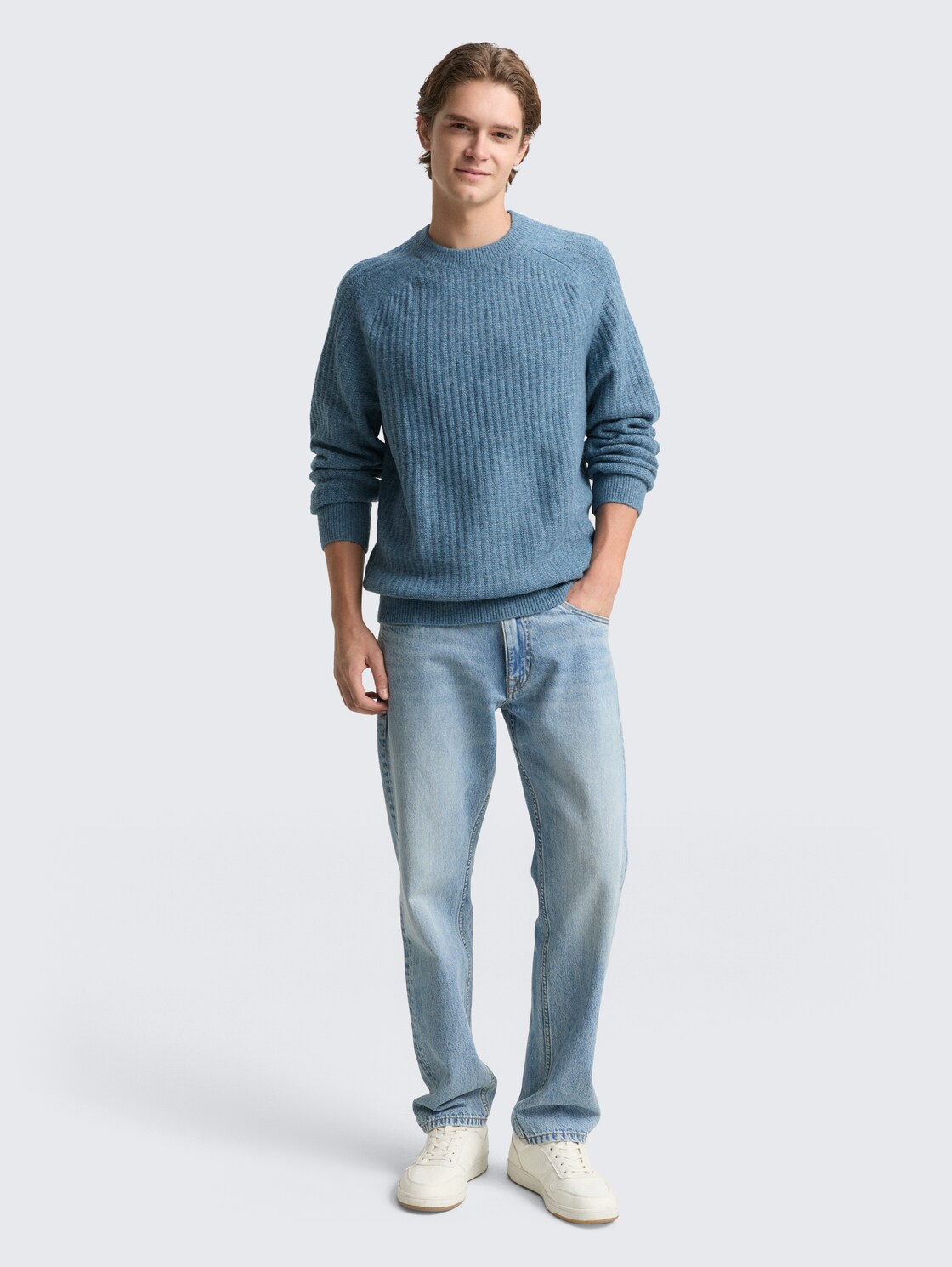 Strickpullover mit Rundhalsausschnitt - denim blue melange - Model-Vorderansicht