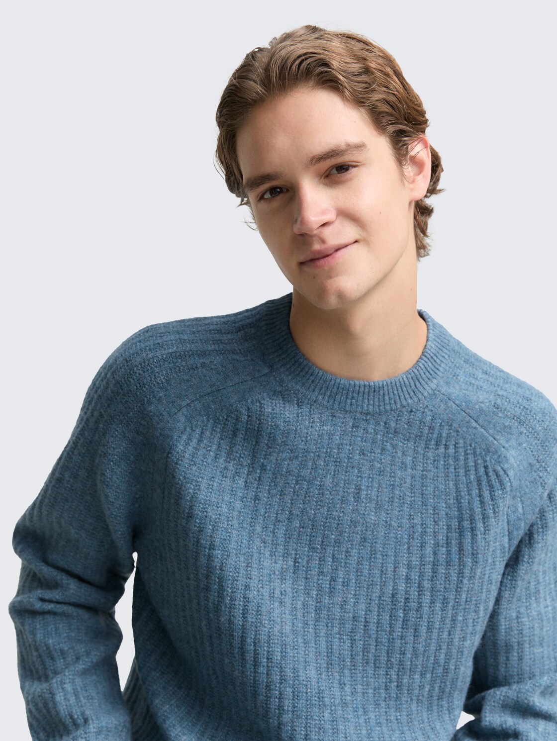 Strickpullover mit Rundhalsausschnitt - denim blue melange - Detail-Model-Ansicht