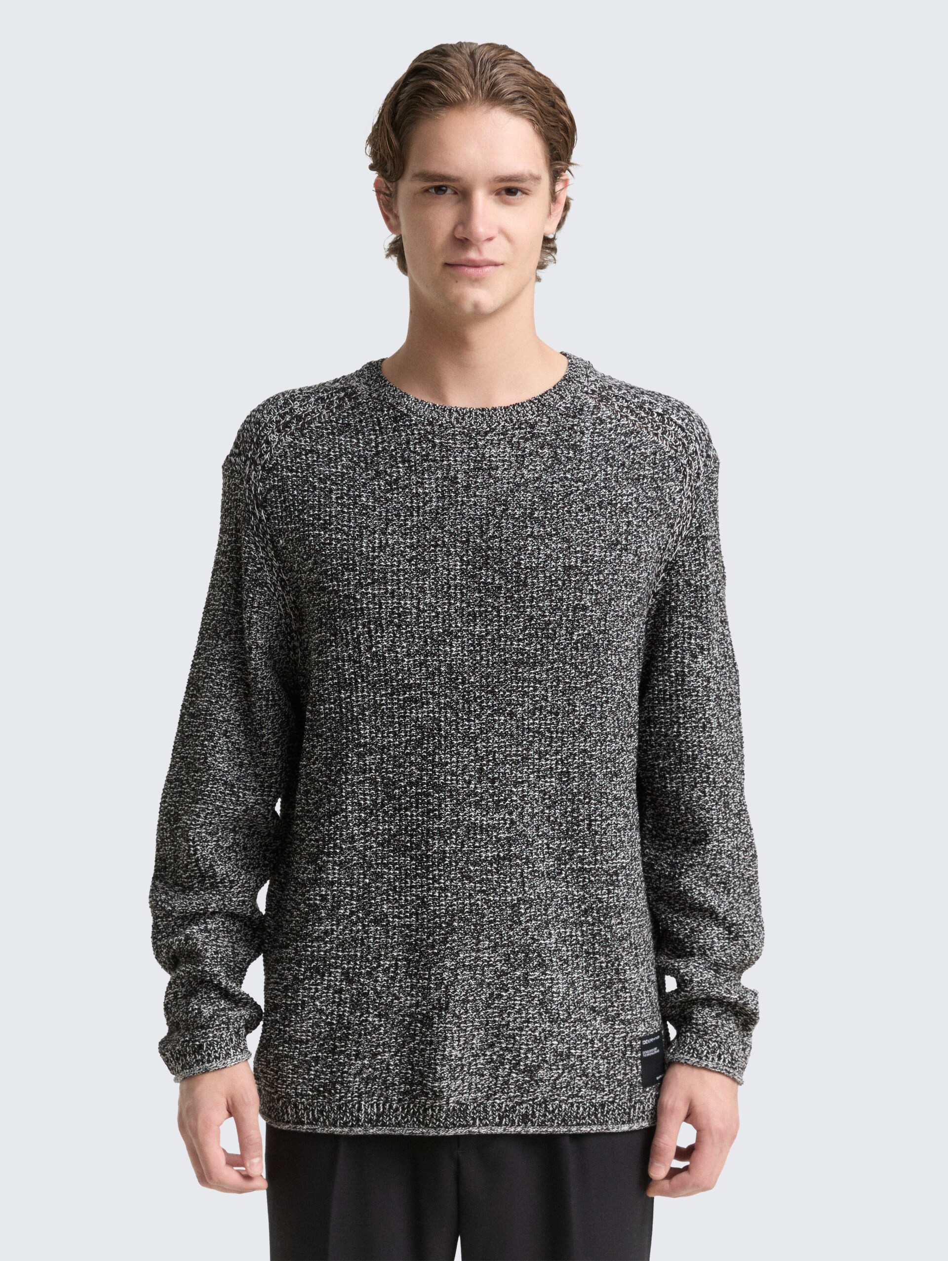 Gebreide trui in gemêleerde look - black white mouline - Nek model vooraanzicht
