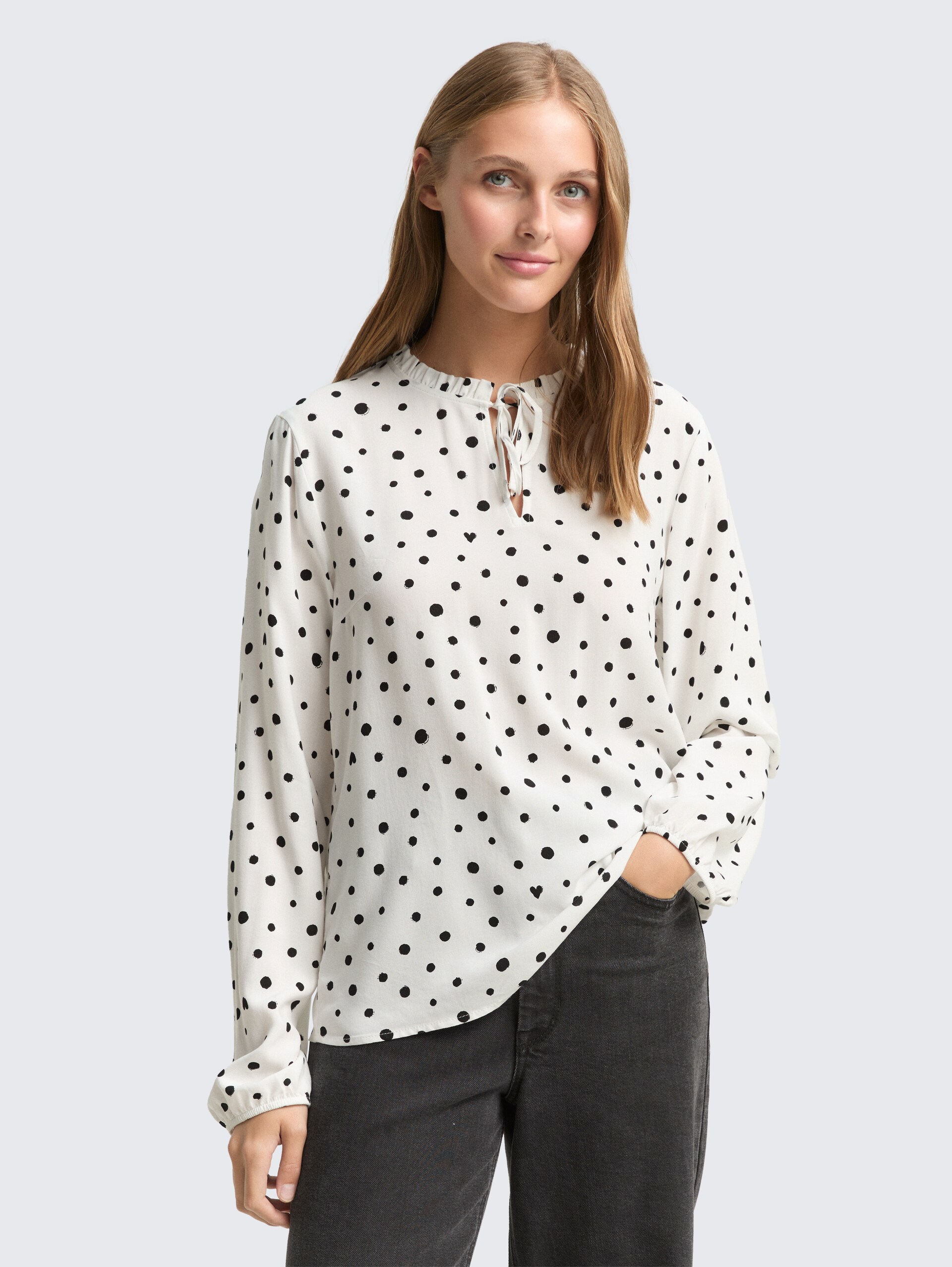 Bluse mit Punktmuster - small offwhite black dot print - Ausschnitt Model-Vorderansicht