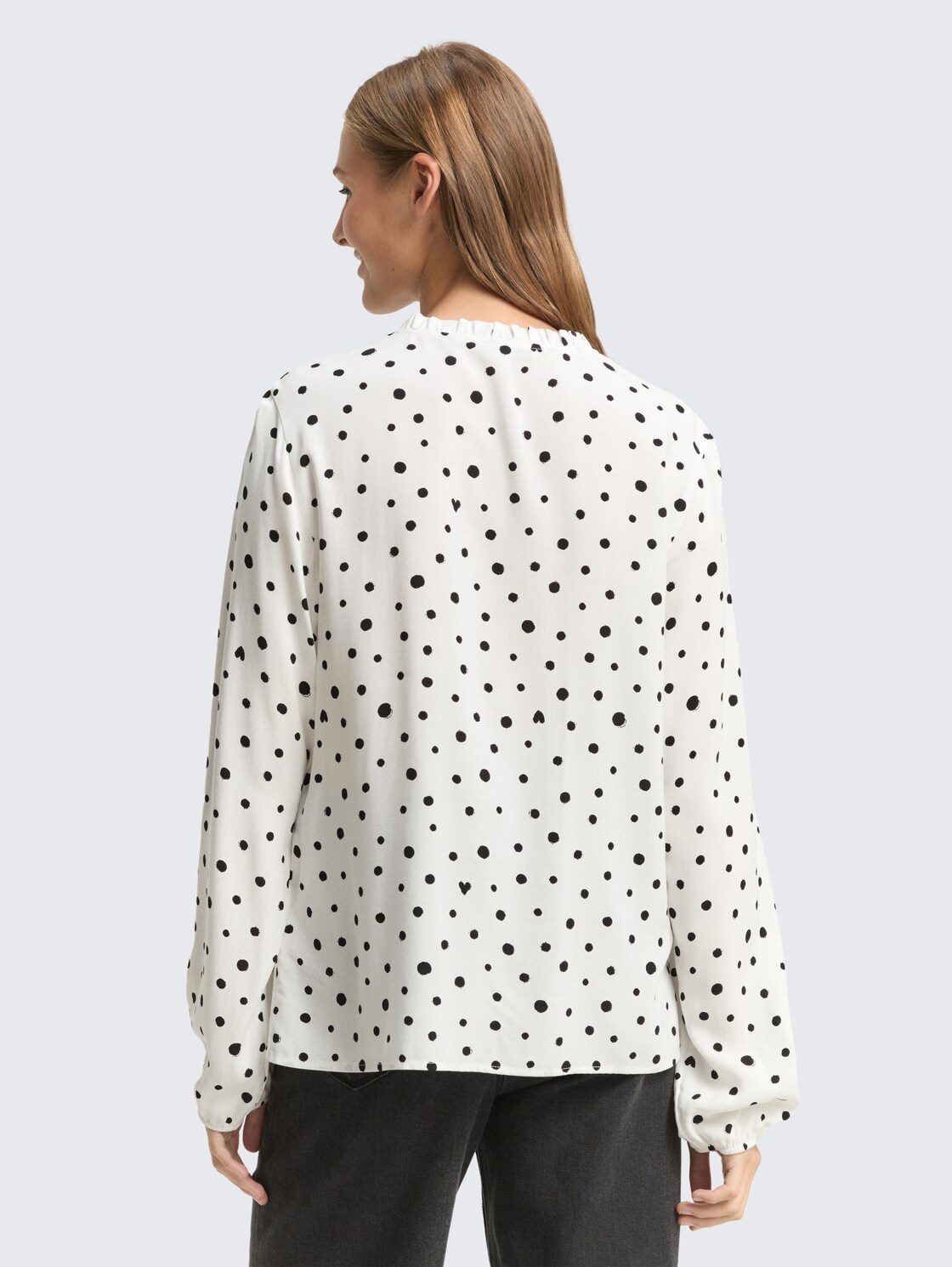 Bluse mit Punktmuster - small offwhite black dot print - Auschnitt Model-Rückansicht