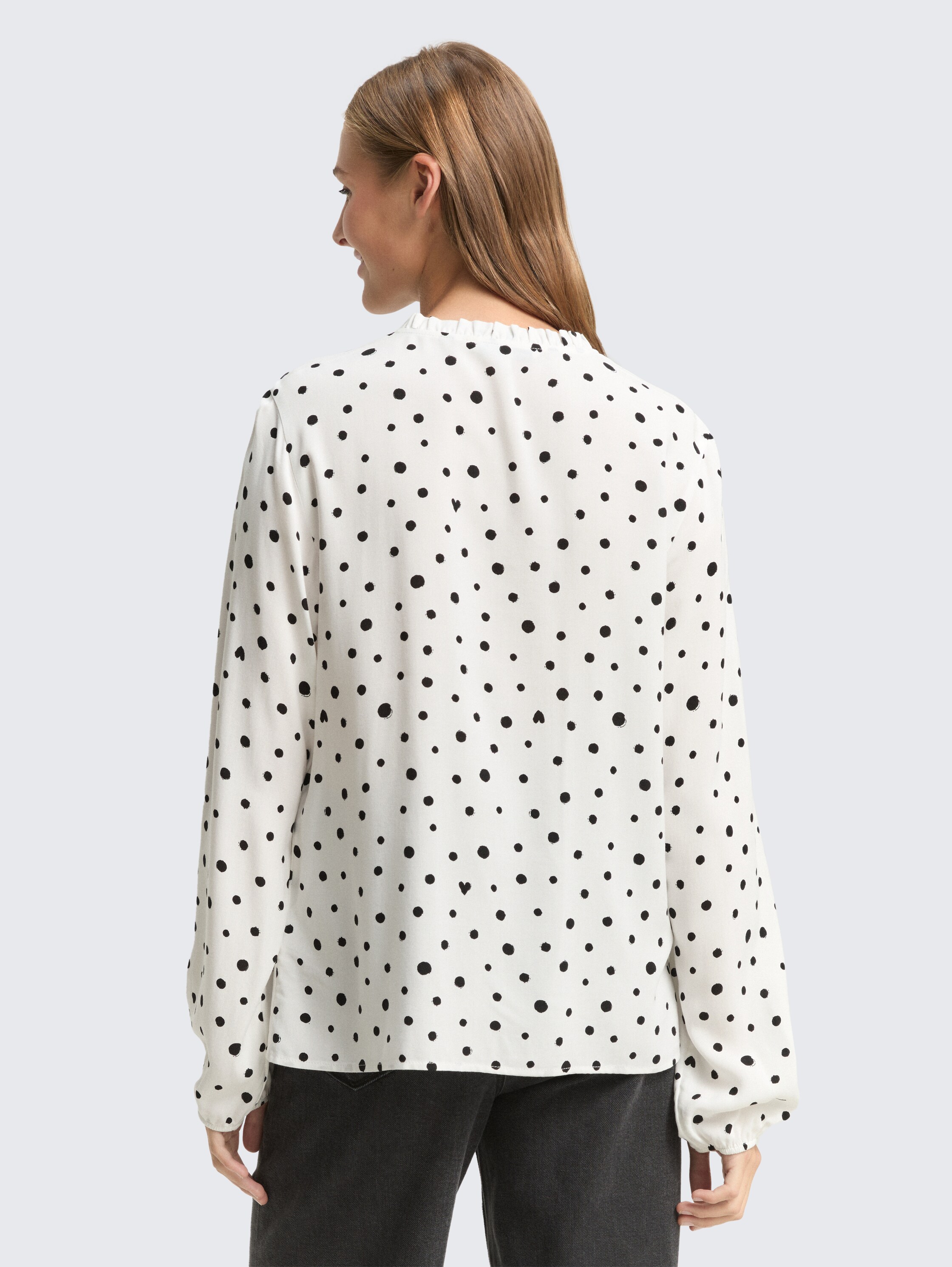 Bluse mit Punktmuster - small offwhite black dot print - Auschnitt Model-Rückansicht